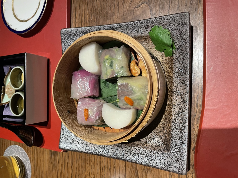 京野菜の蒸し春巻き。蒸籠で出てきます