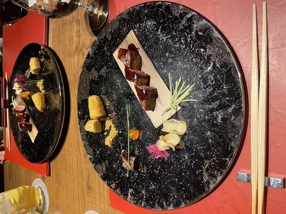 海老芋、近江牛、杉板。杉板で香りを付けています