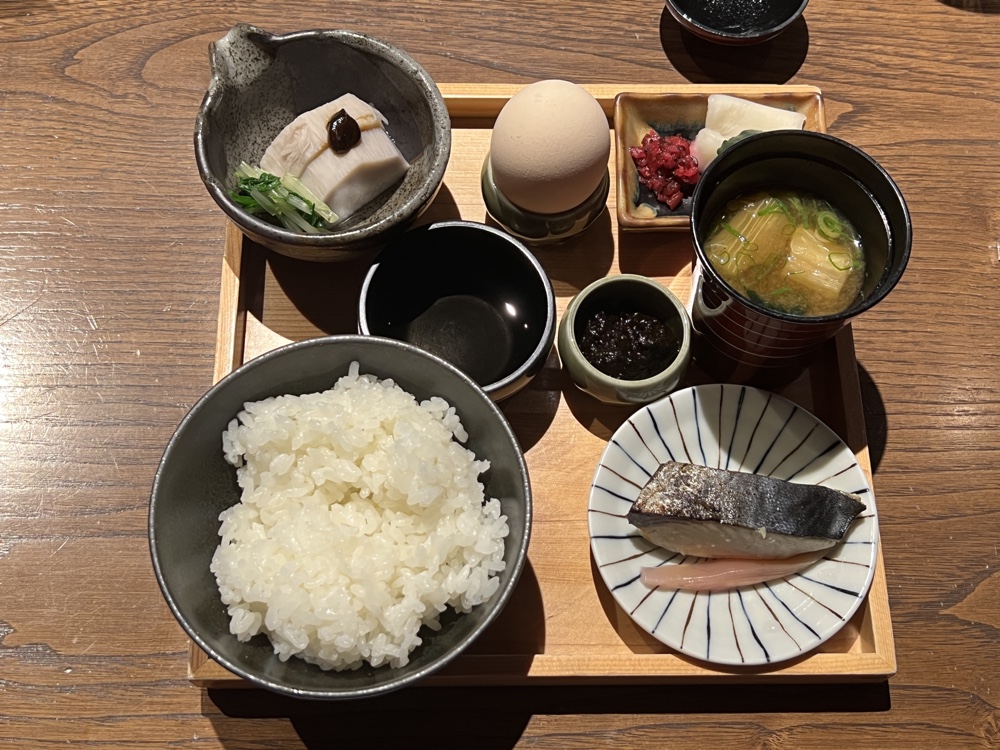 和朝食。ご飯、湯葉、焼き魚、味噌汁、小鉢が並びます