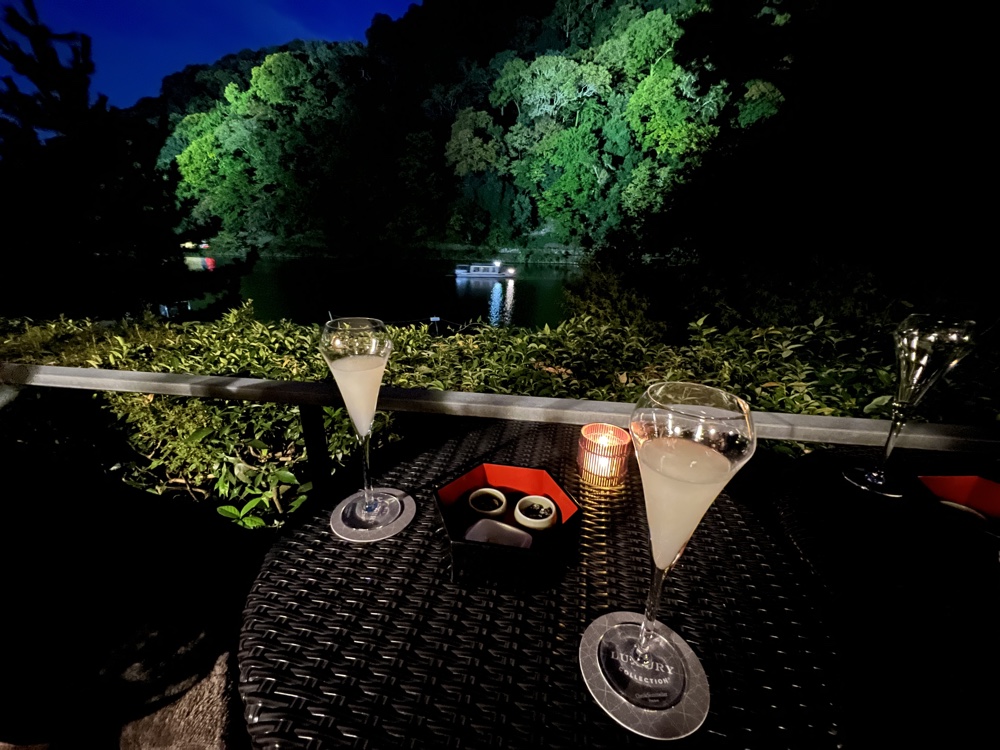 白く濁ったお酒。空がまだ明るい時間です