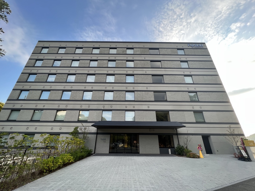 国道沿いに建っています。裏はすぐ山です