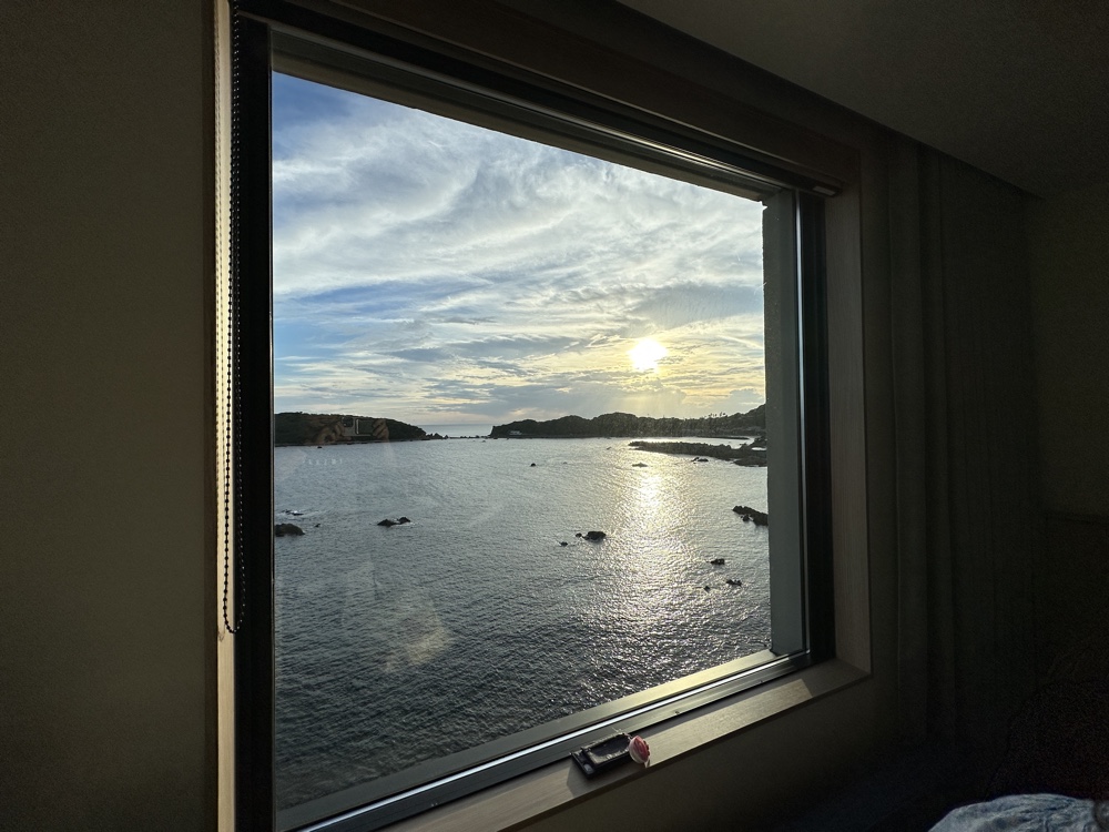 夕方の窓。日が沈むところまで部屋から見えます