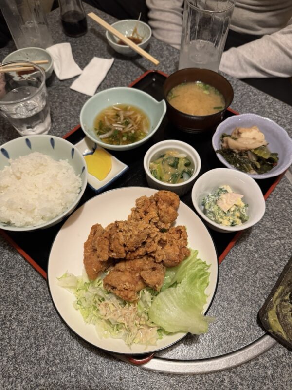 からあげ定食。小鉢がいくつも付いてきます