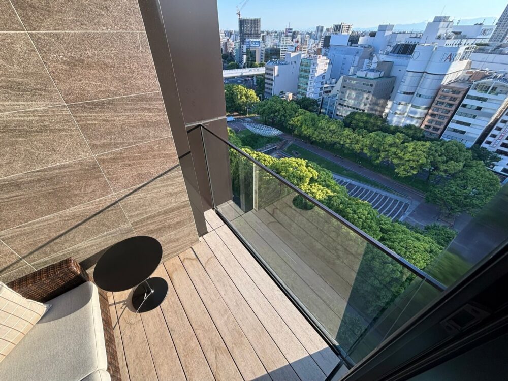 バルコニーから。手前が久屋大通公園の緑、その先はビル群です