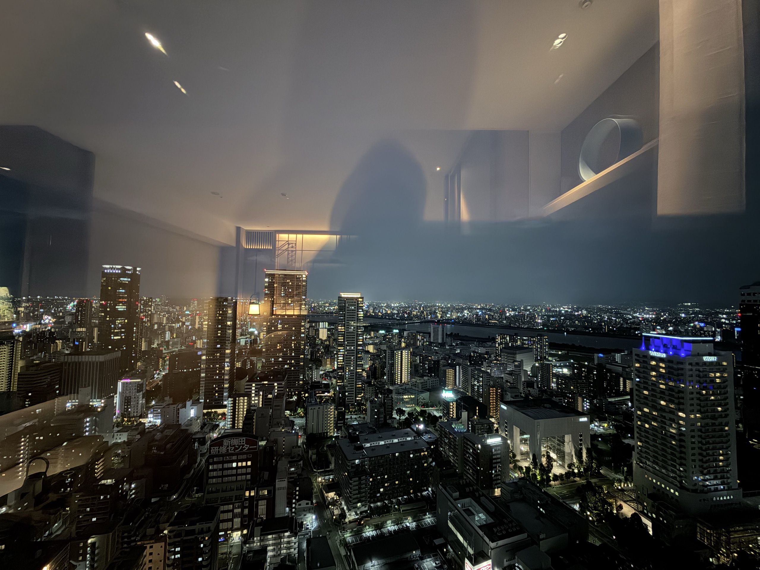 窓からの夜景です。奥に淀川が横に走っています