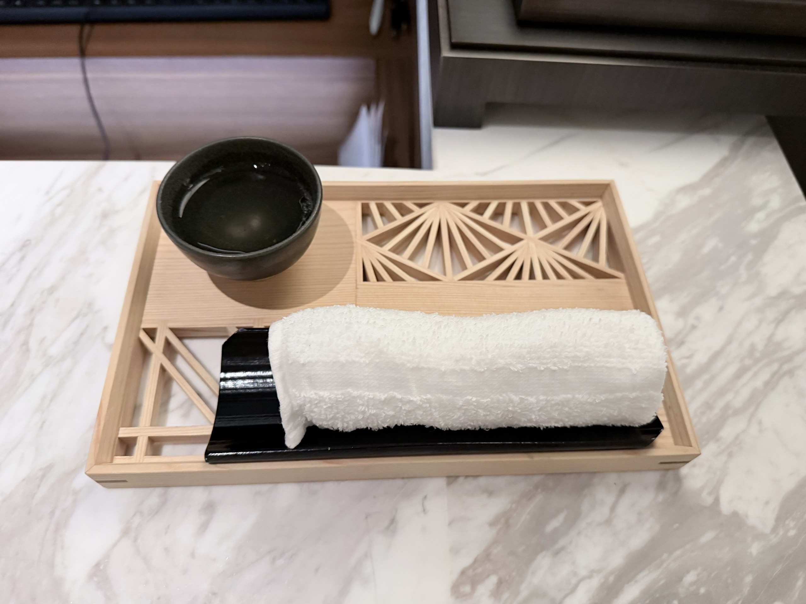 組子細工の盆に、お茶とおしぼりが載って出てきました