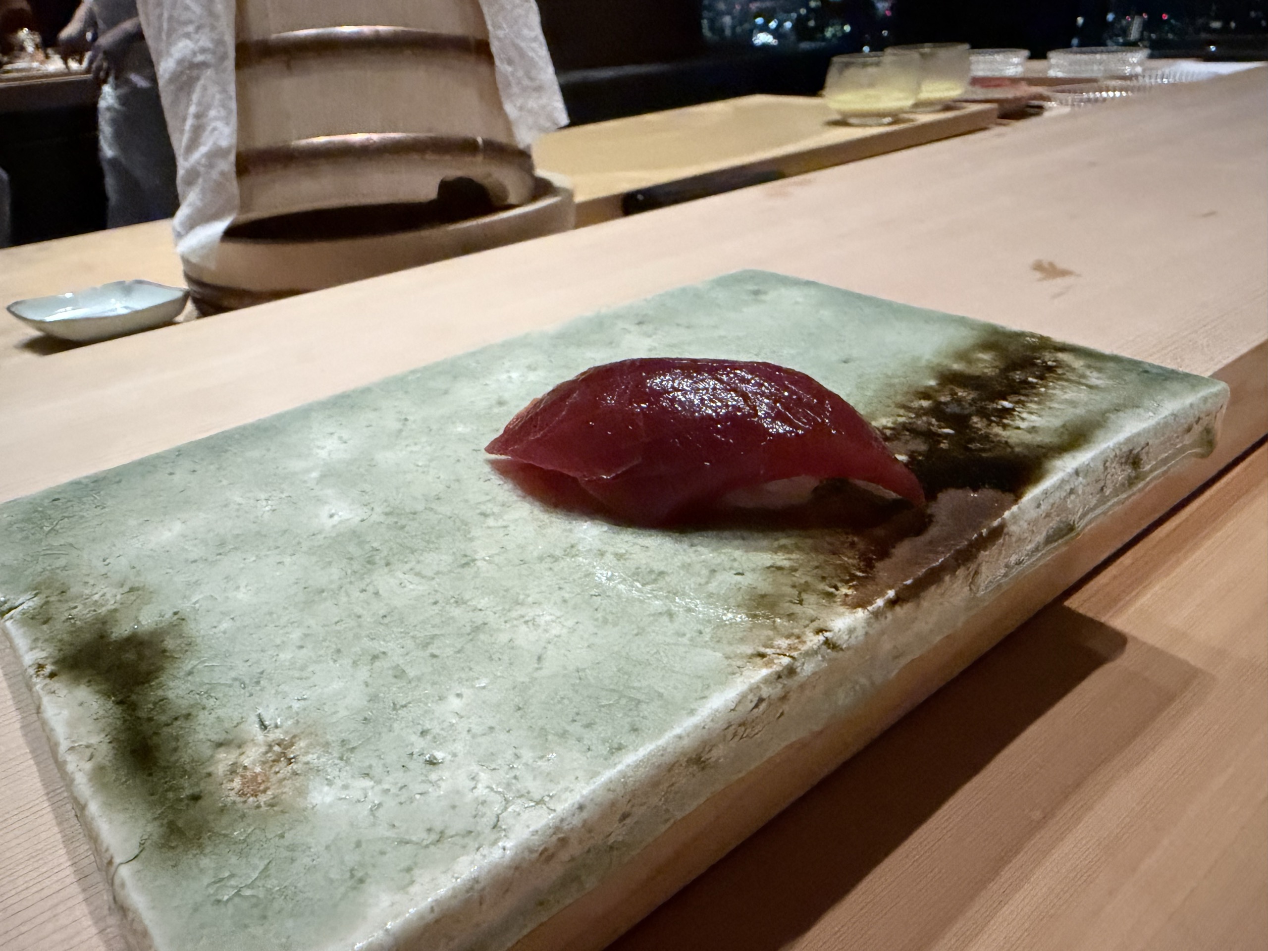 月見の握りです。青みがかった石の板にのって出てきます