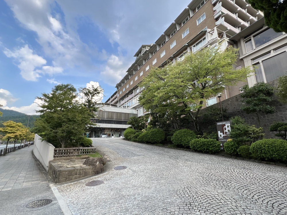 東山の中腹に建っています