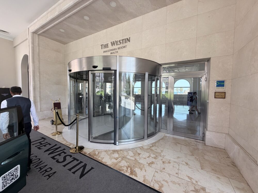 入口。THE WESTIN DRAGONARA RESORT のロゴ