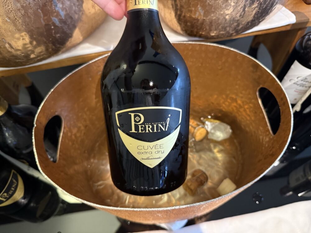 スパークリングは PERINI CUVÉE extra dry