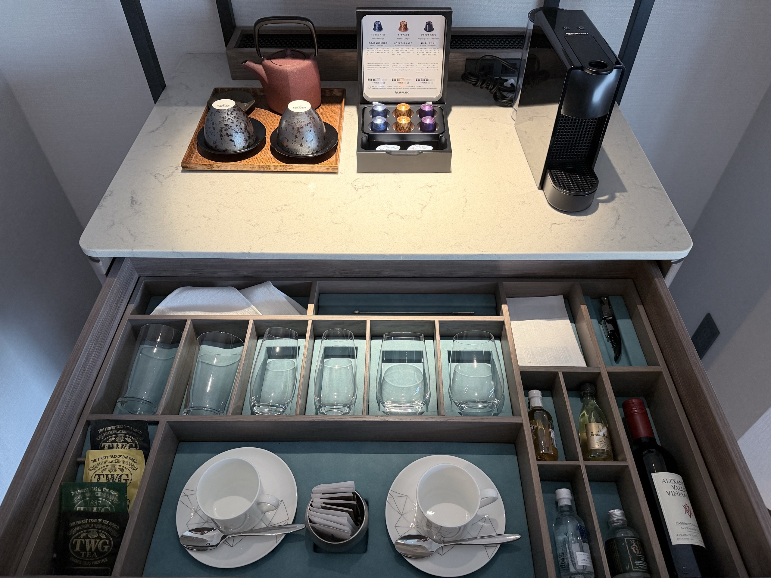 お茶とコーヒーの棚