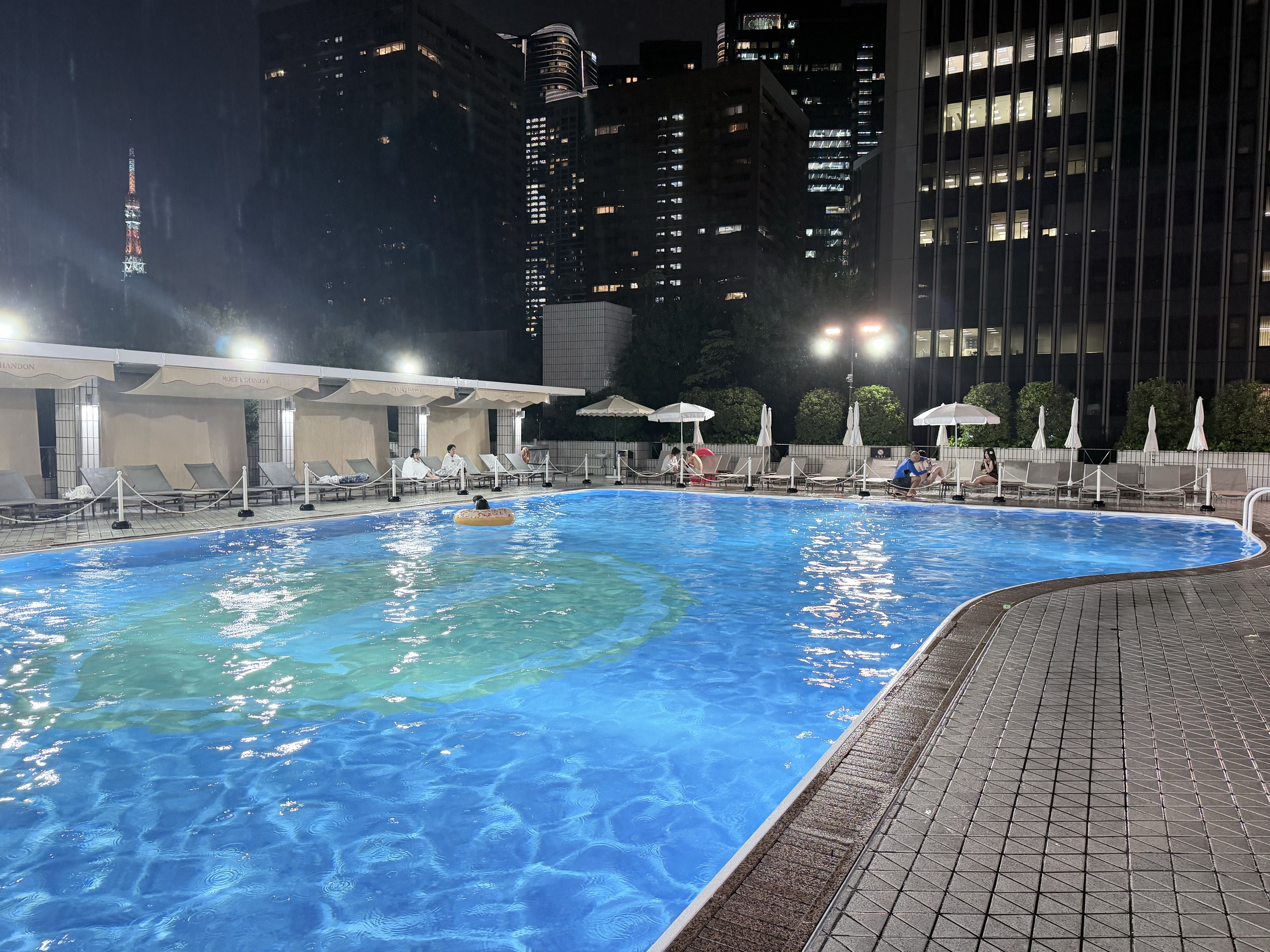 ANAインターコンチネンタルホテル東京の夜のガーデンプール
