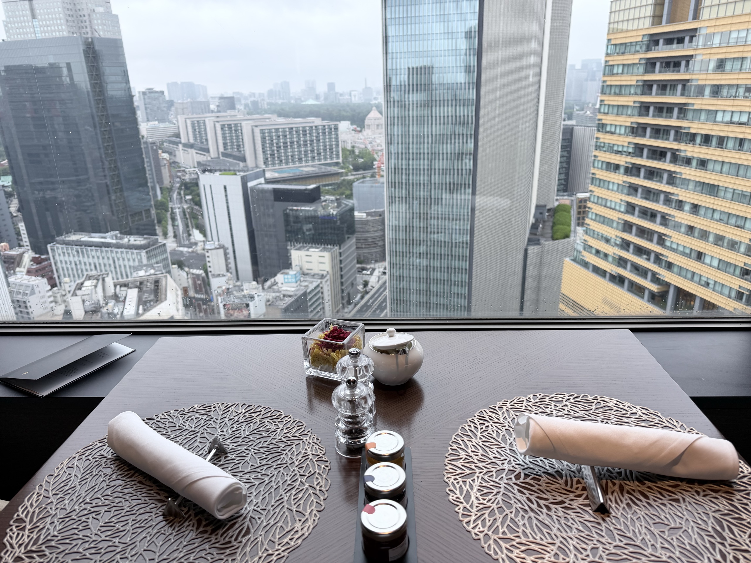 ANAインターコンチネンタルホテル東京のクラブラウンジの、窓ぎわのテーブル