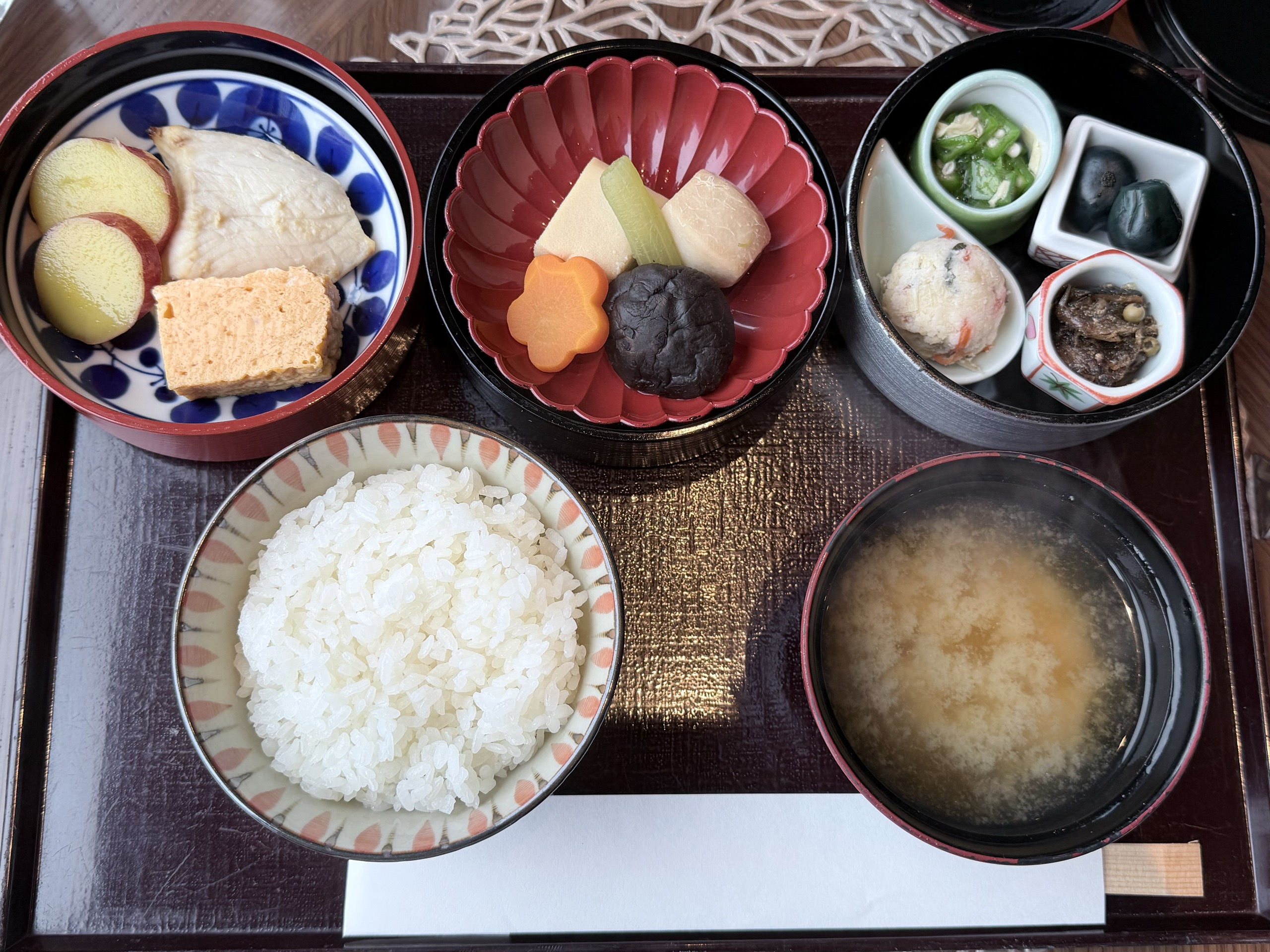 ラウンジの朝食の和定食