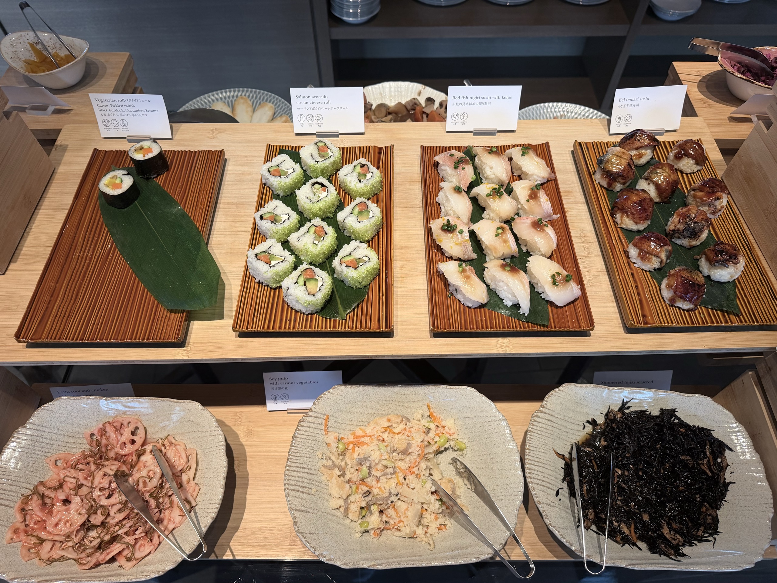ラウンジの朝食に並んだお寿司