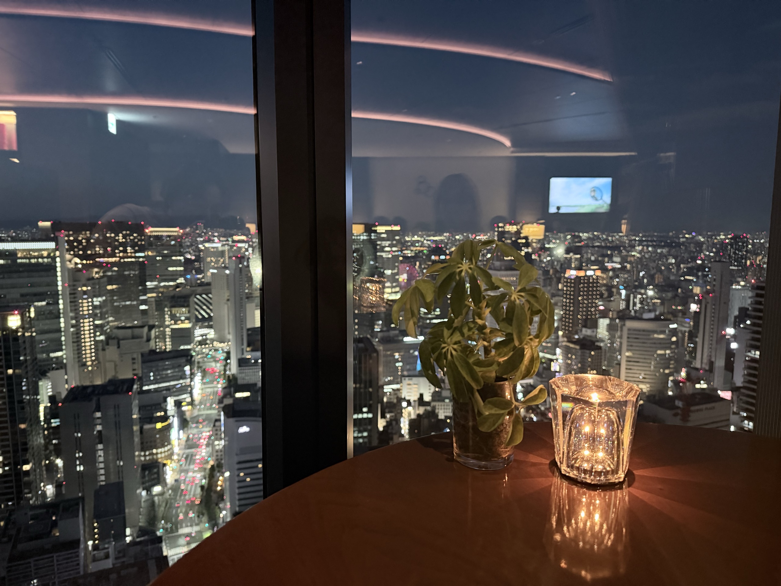 夜のクラブラウンジの窓際
