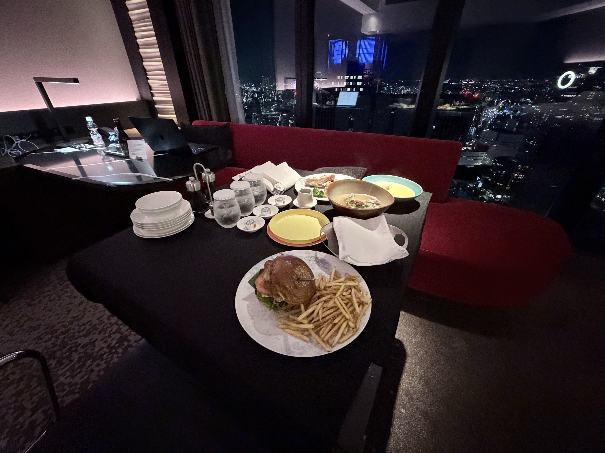 夜景を正面にしたテーブル