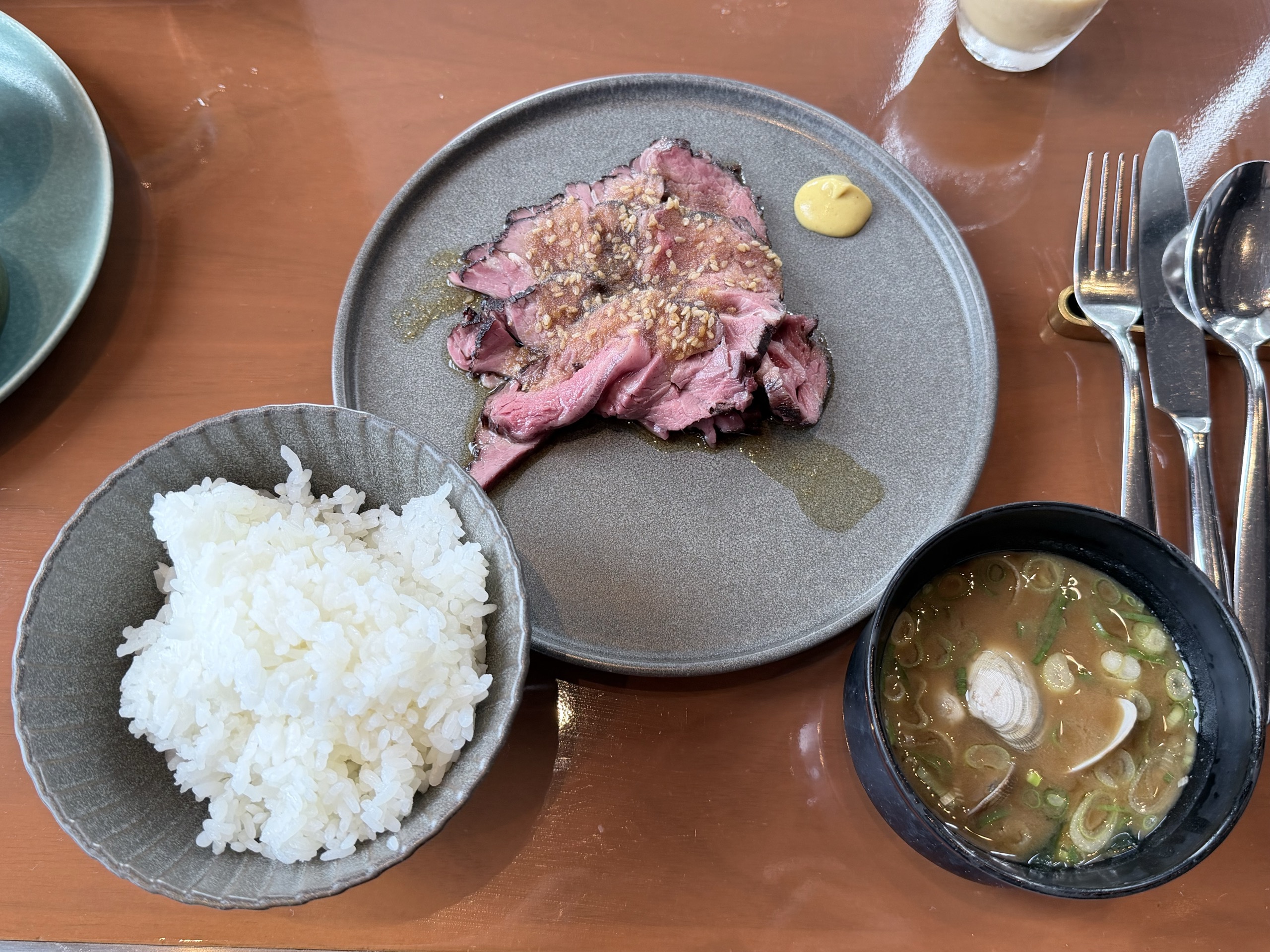 朝食のローストビーフとご飯、貝の味噌汁