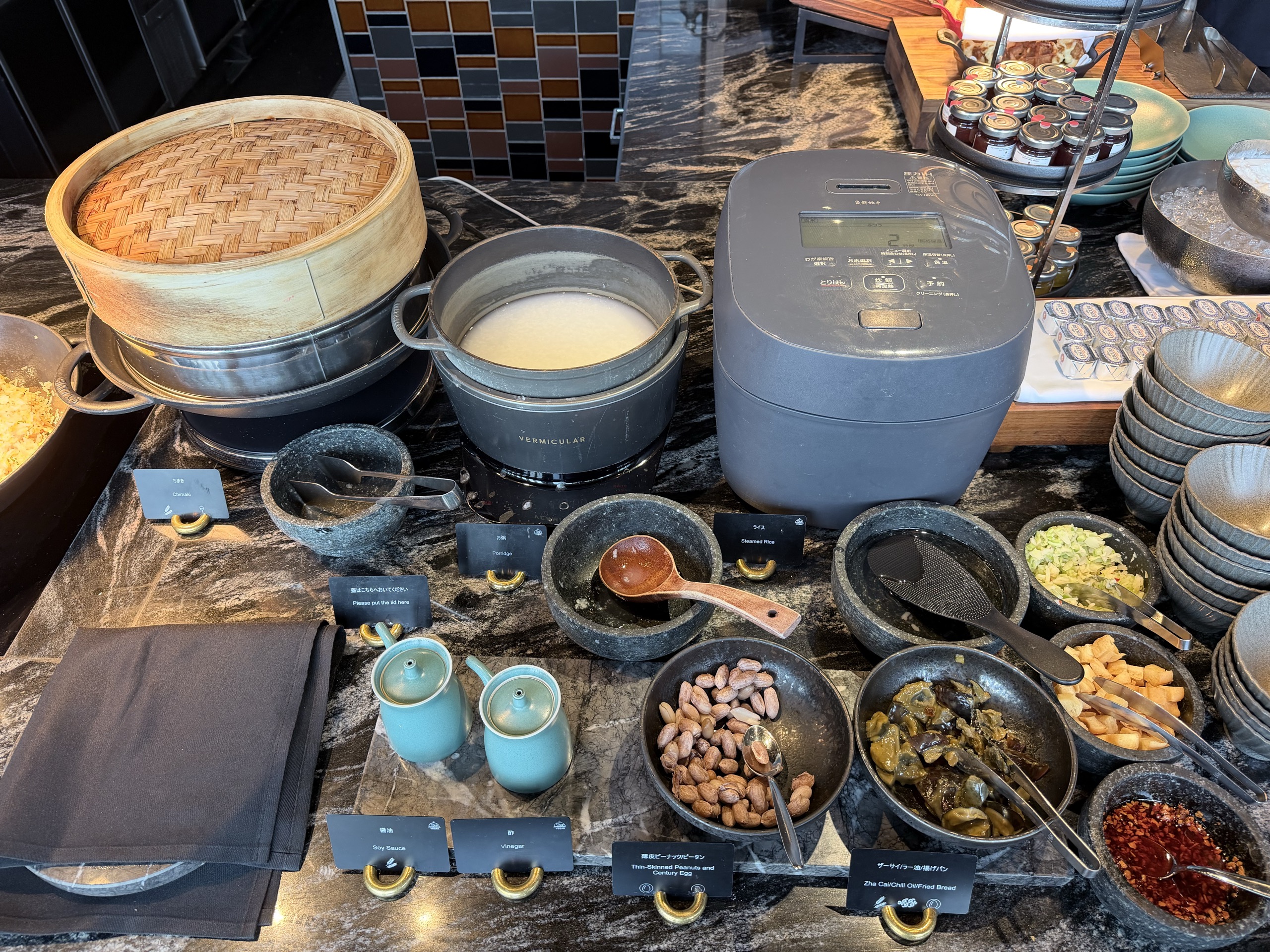 朝食のお粥のコーナー
