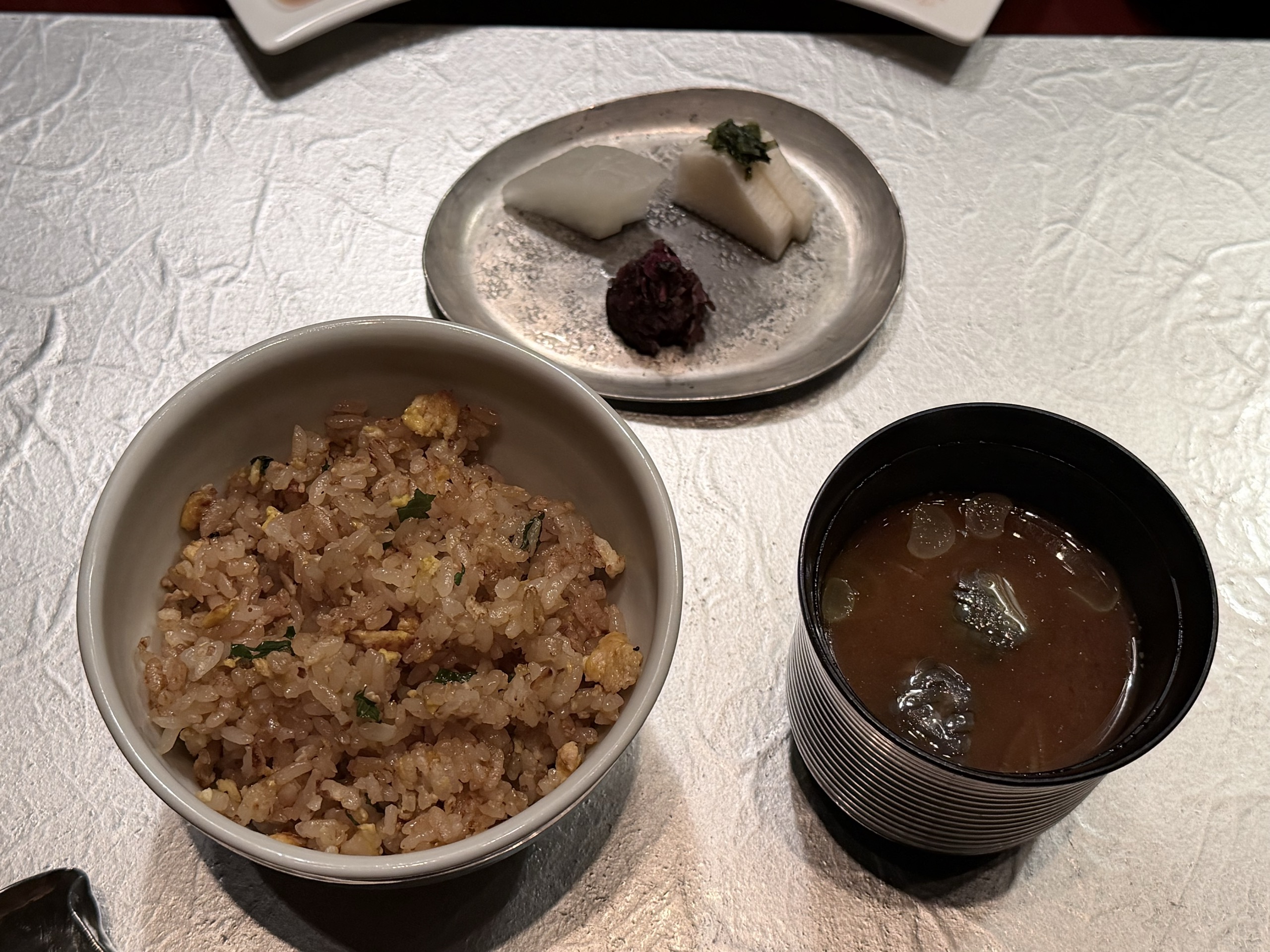 卵と青ねぎの炒飯、漬物、味噌汁
