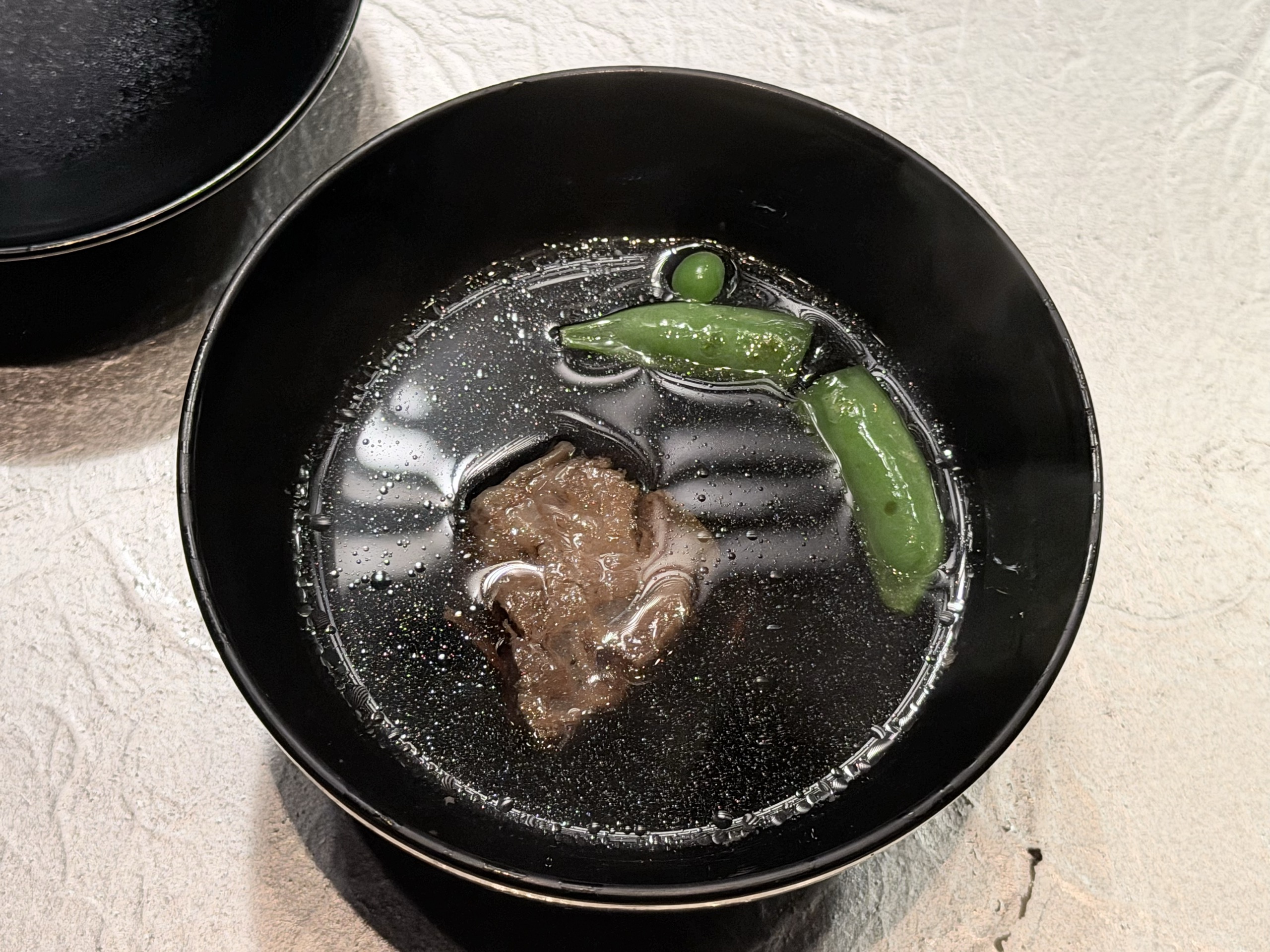 黒い漆の器の椀もの