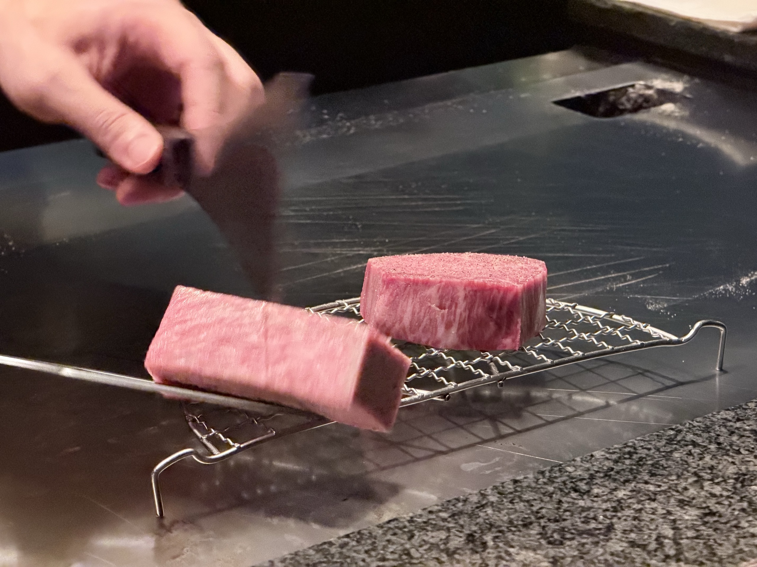 鉄板の上で焼かれる牛肉