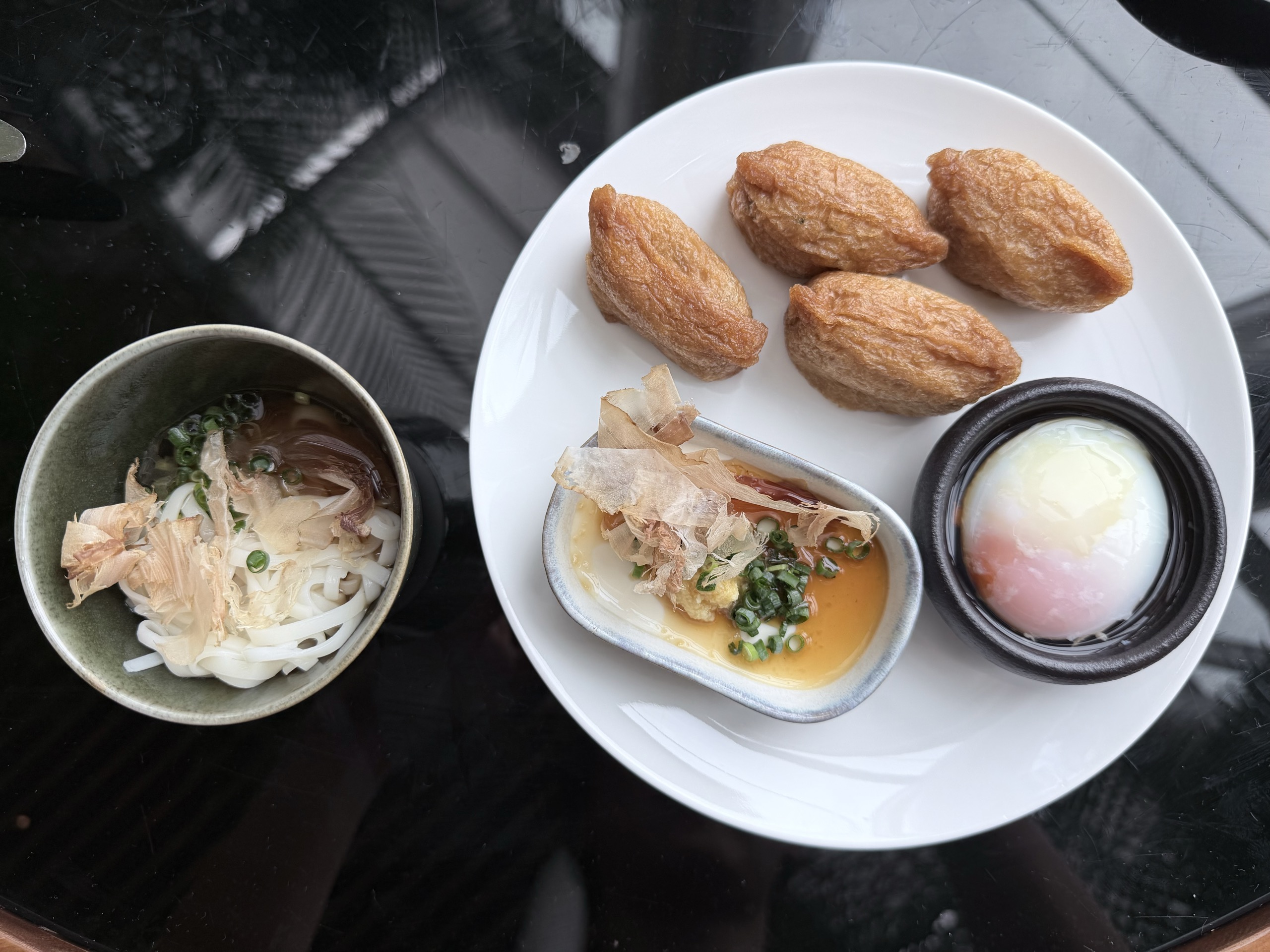 いなり寿司と温泉卵とうどん