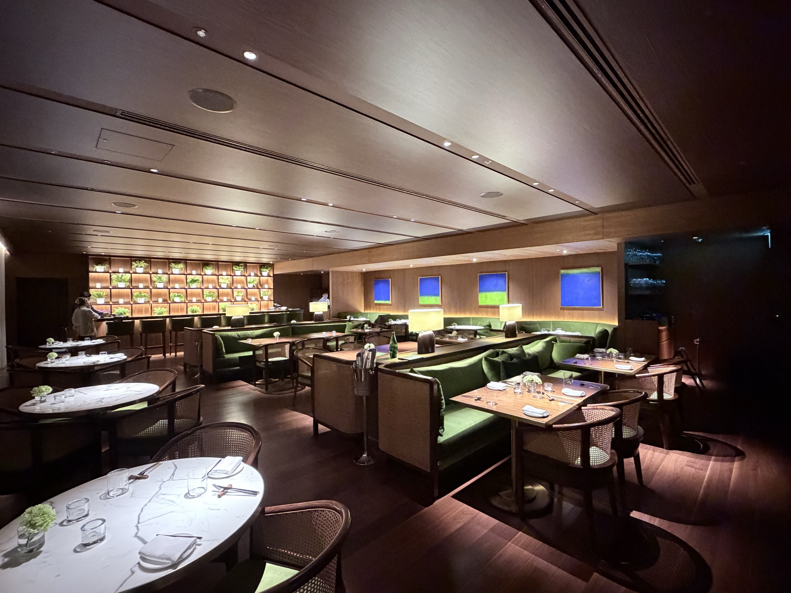東京エディション虎ノ門 31階の屋内の食事の場