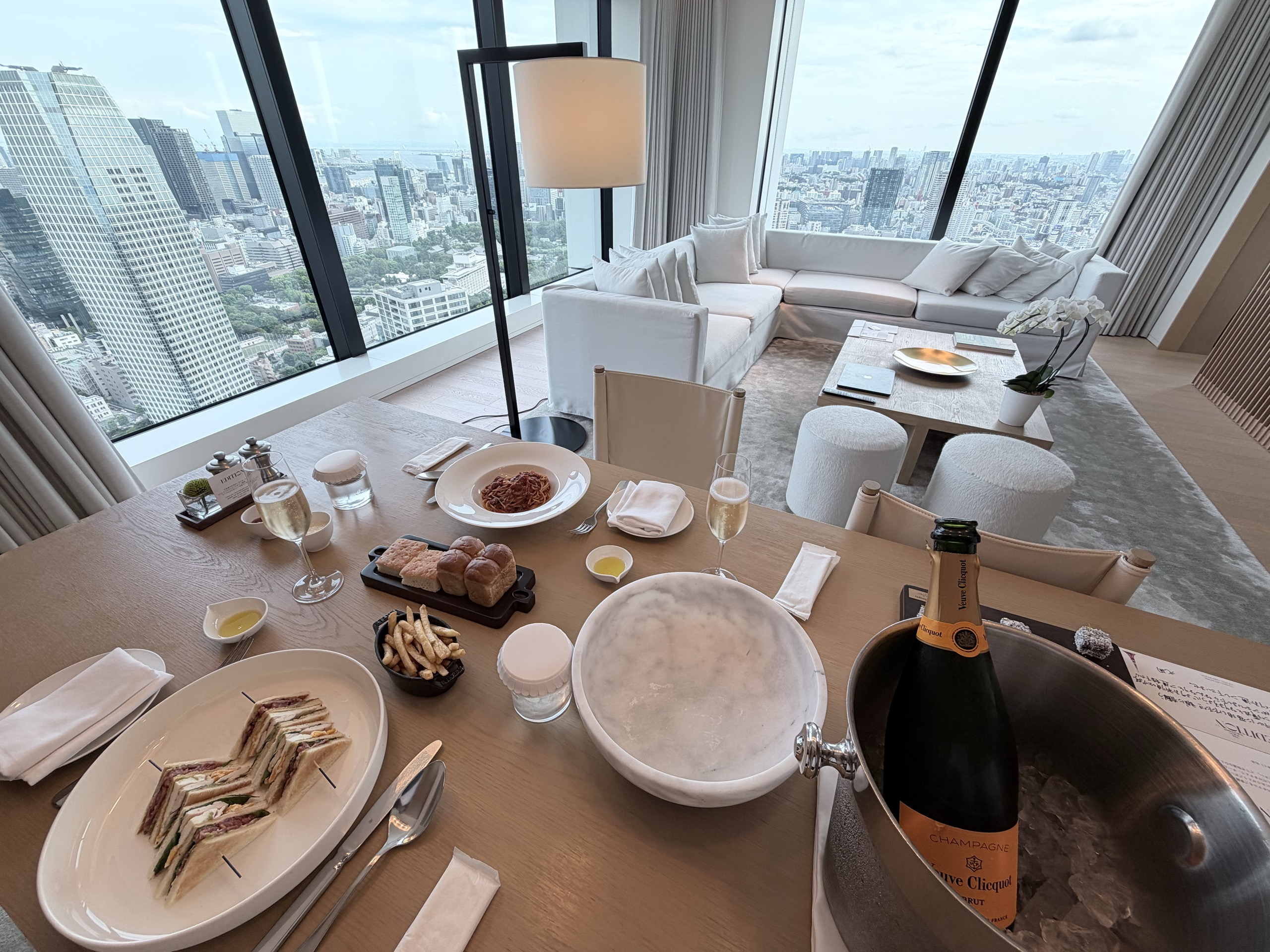 東京エディション虎ノ門 部屋のダイニングでルームサービス
