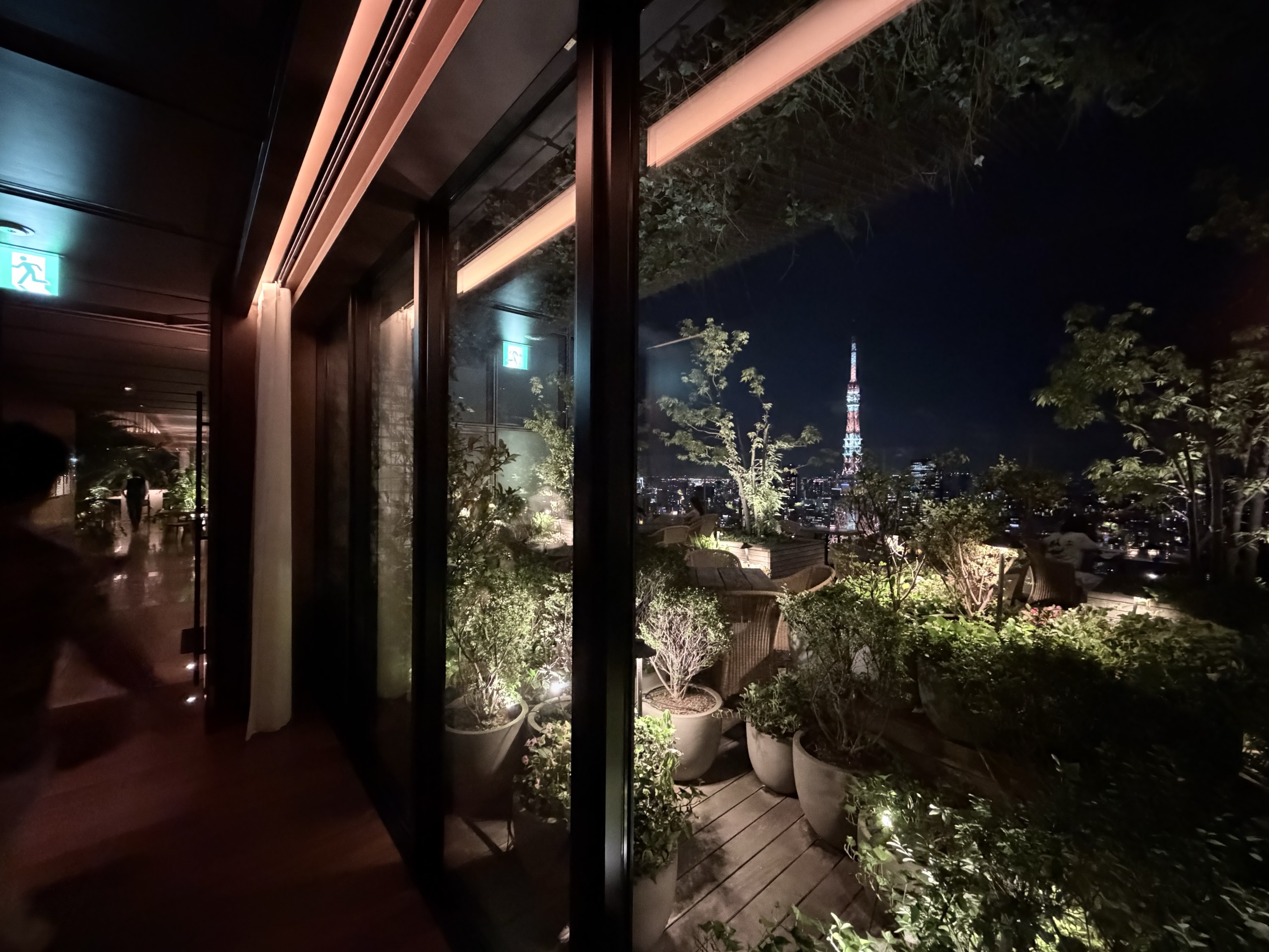 屋外の席と東京タワー