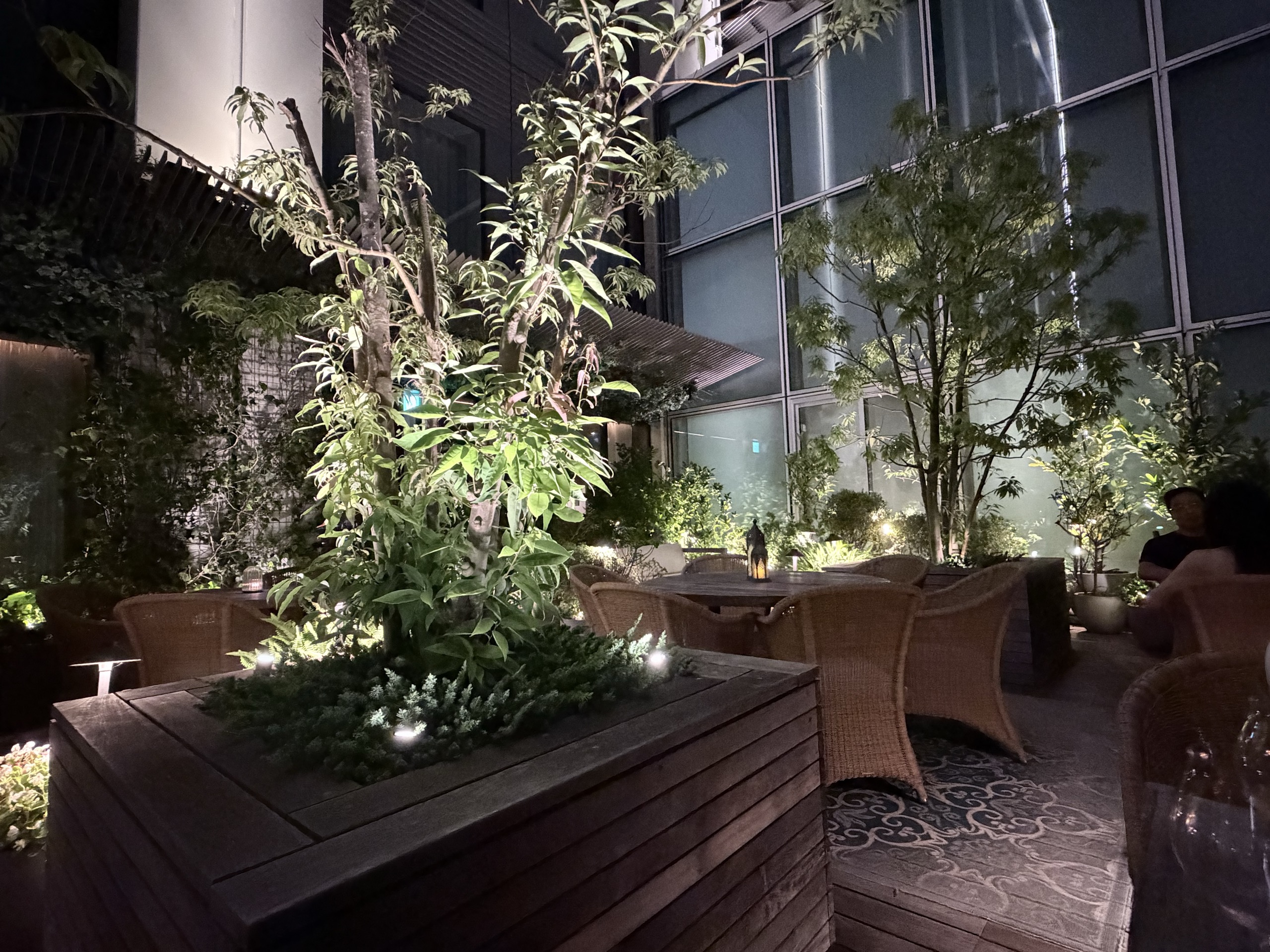 ガーデン テラスの植え込みと席