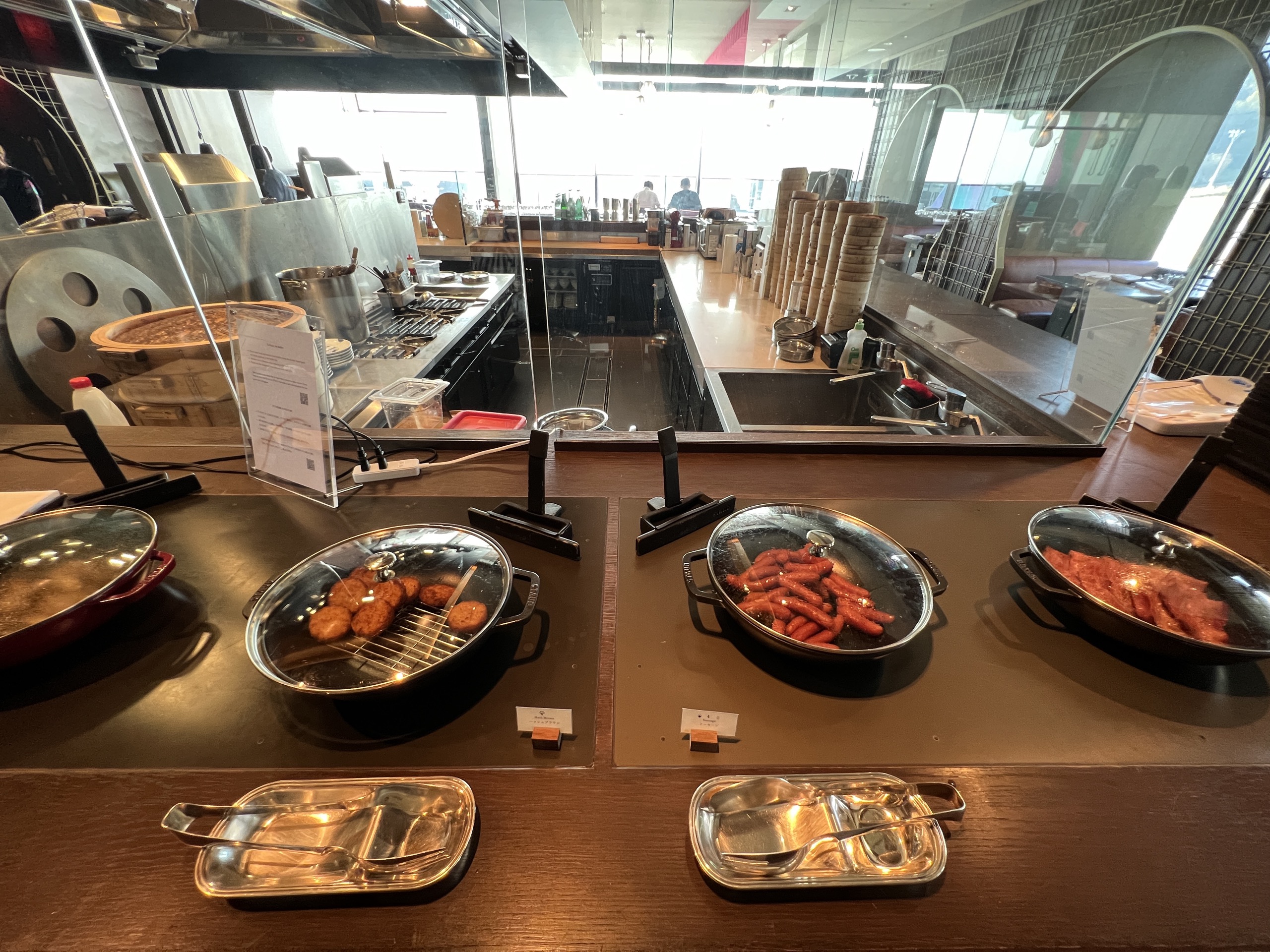 温かい料理のコーナー。奥に蒸籠が積まれています