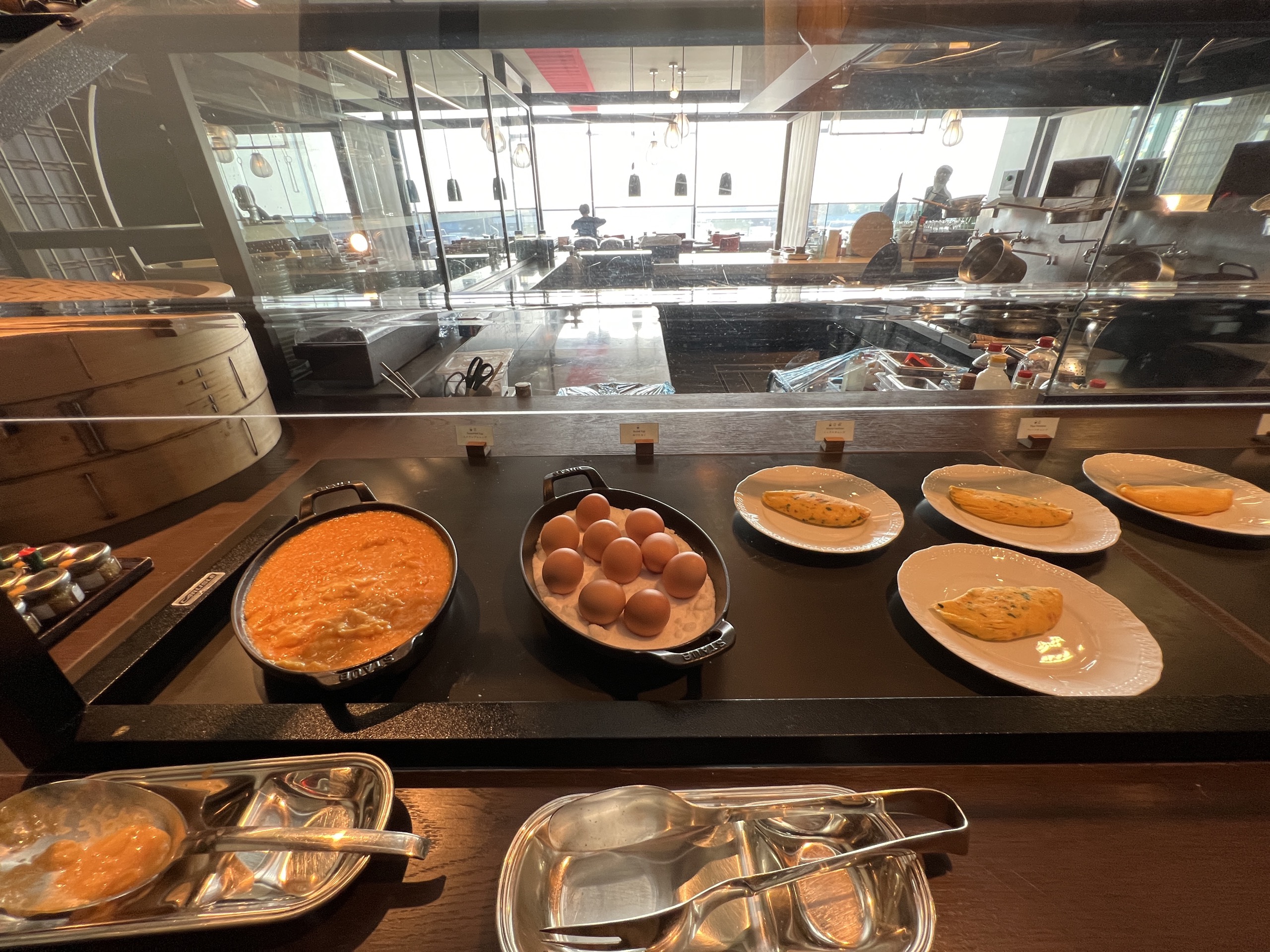 卵料理のコーナー。オムレツはお皿に盛ってあります