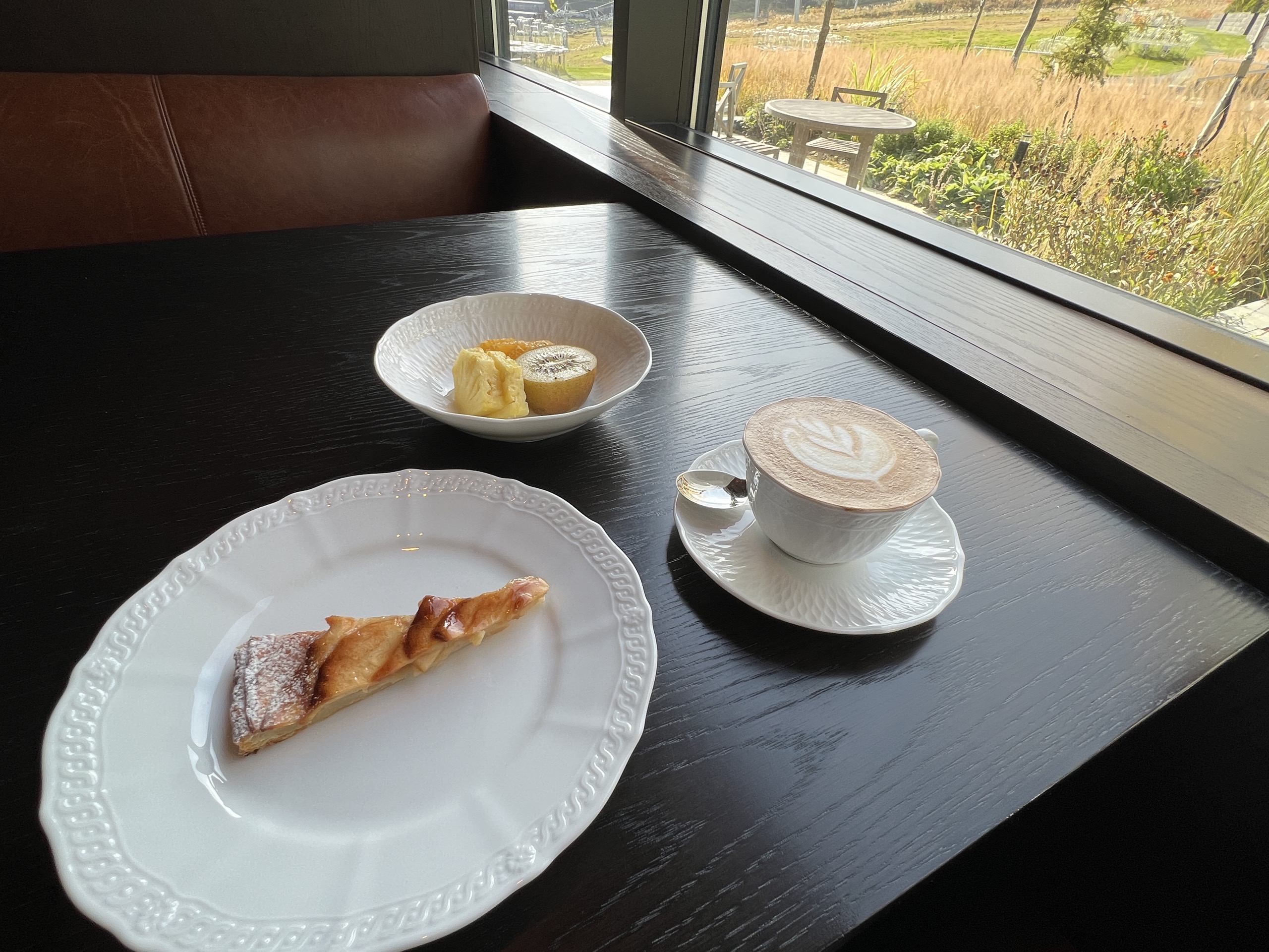 締めのアップルタルトとカプチーノ。窓の外はススキの原です