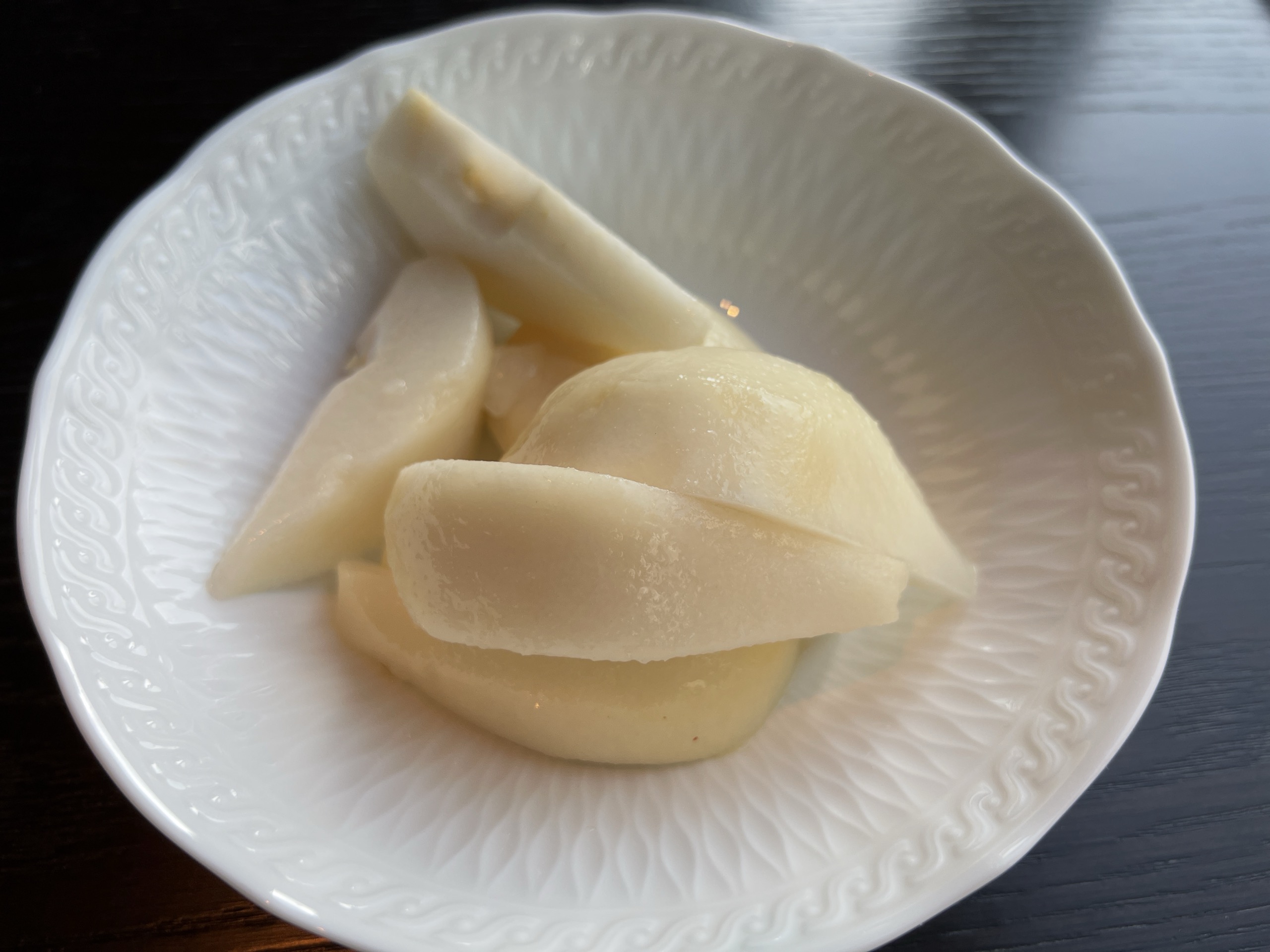 皮をむいた果物。くし切りにしてあります