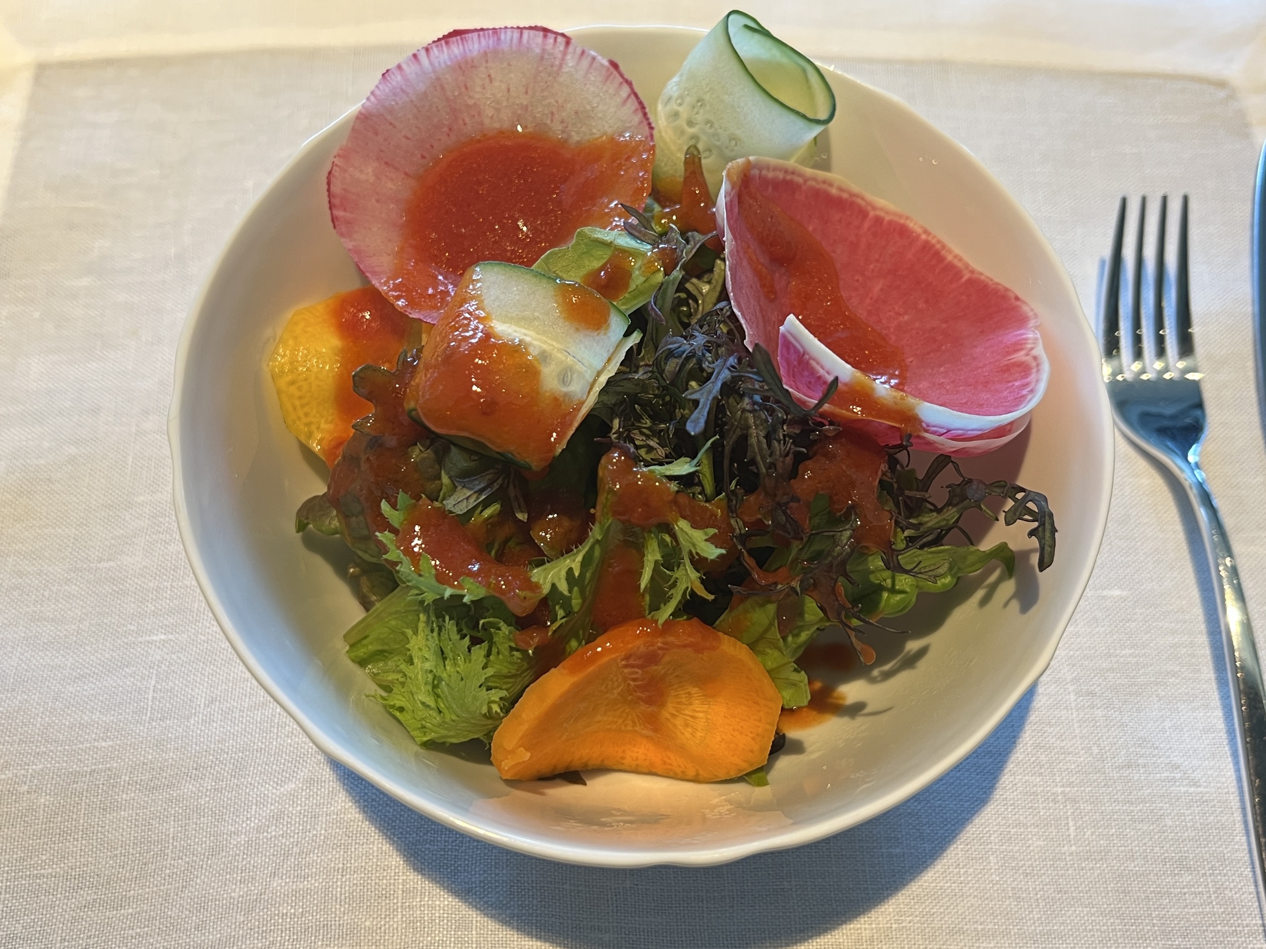 3コースのサラダ。紅芯大根ときゅうり、にんじんが入っています