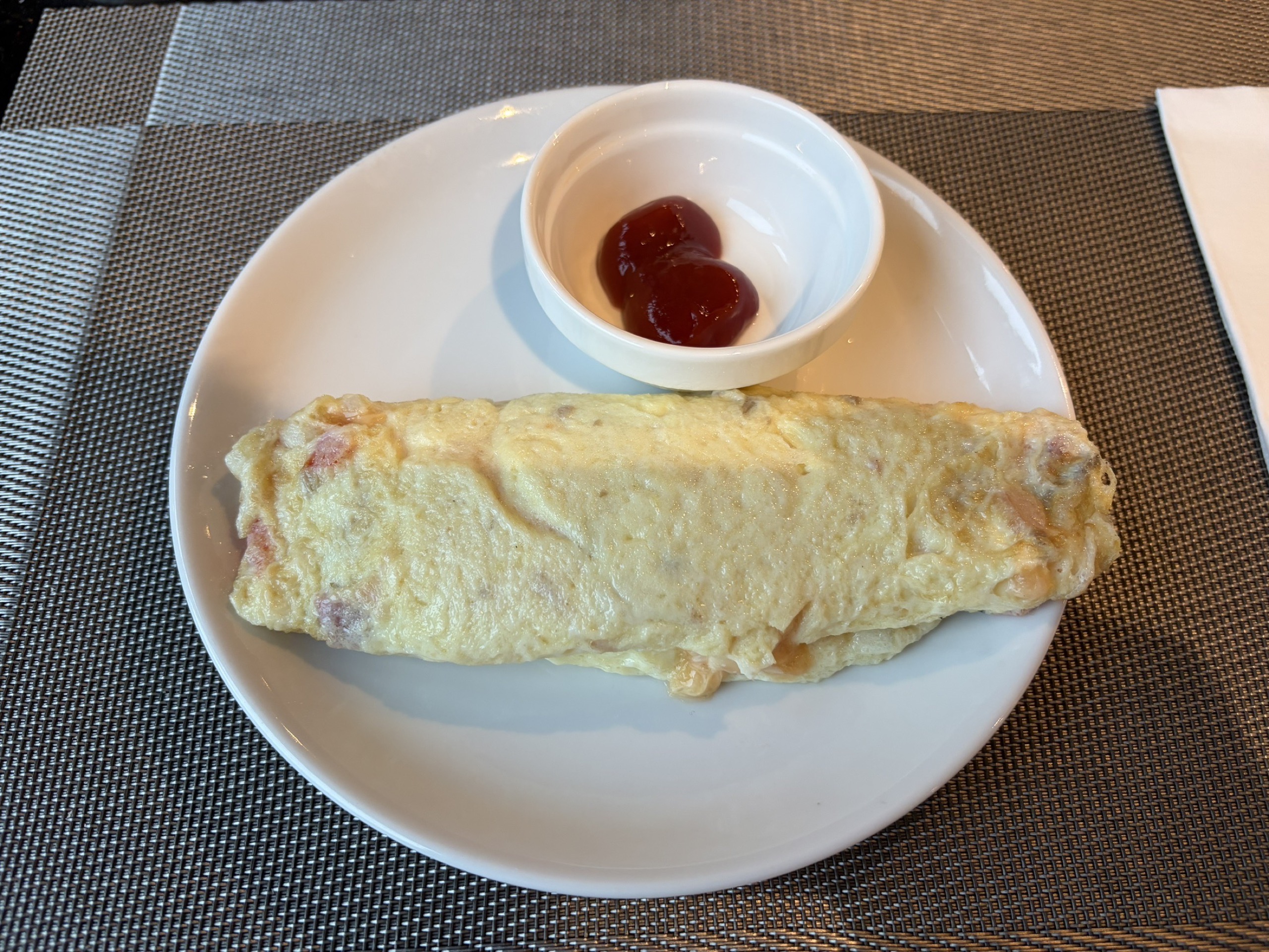オムレツです。ケチャップが小鉢で付きます