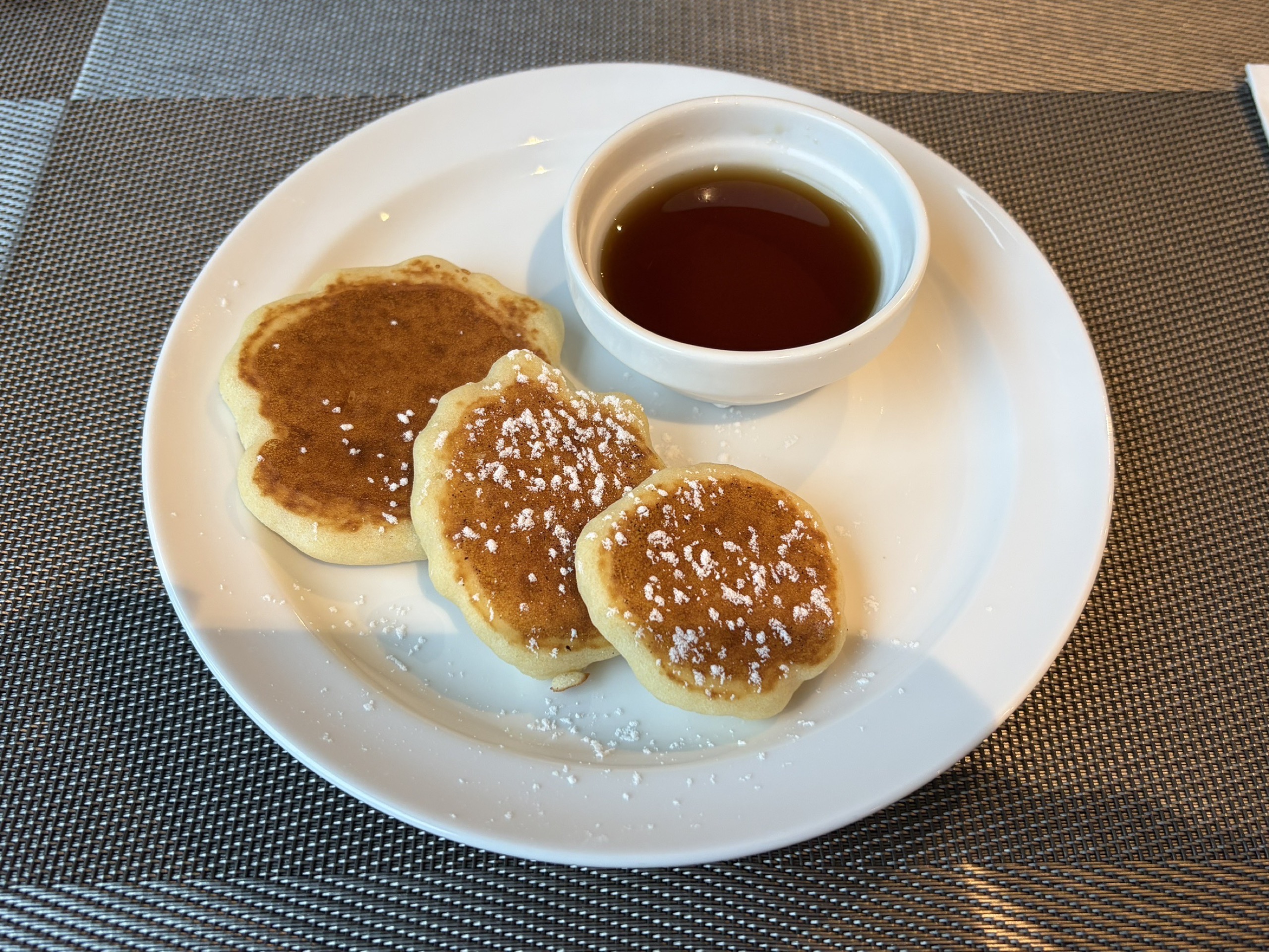 パンケーキです。粉糖がかかっています