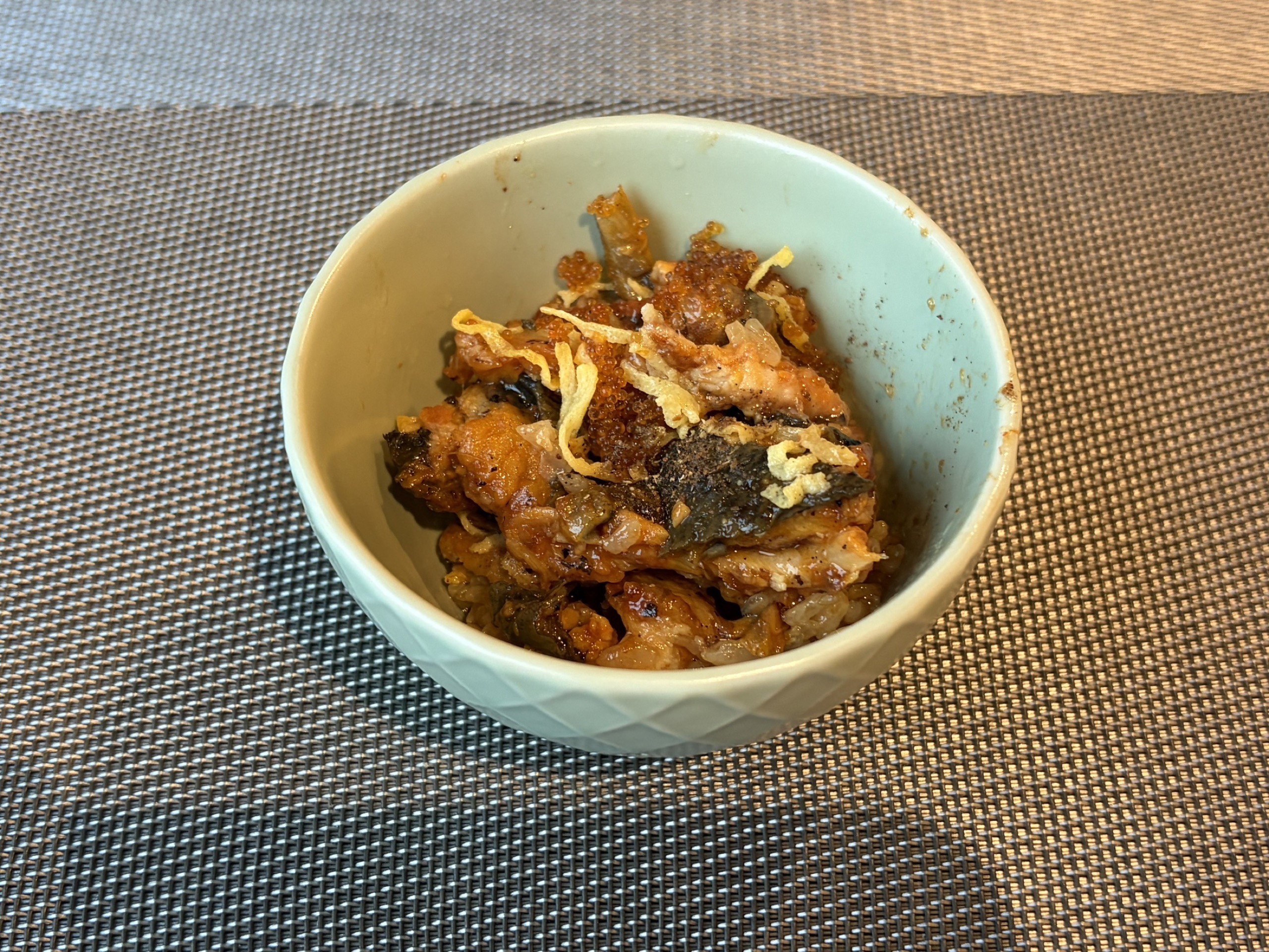 うなぎのひつまぶしです。錦糸卵ととびこが載っています