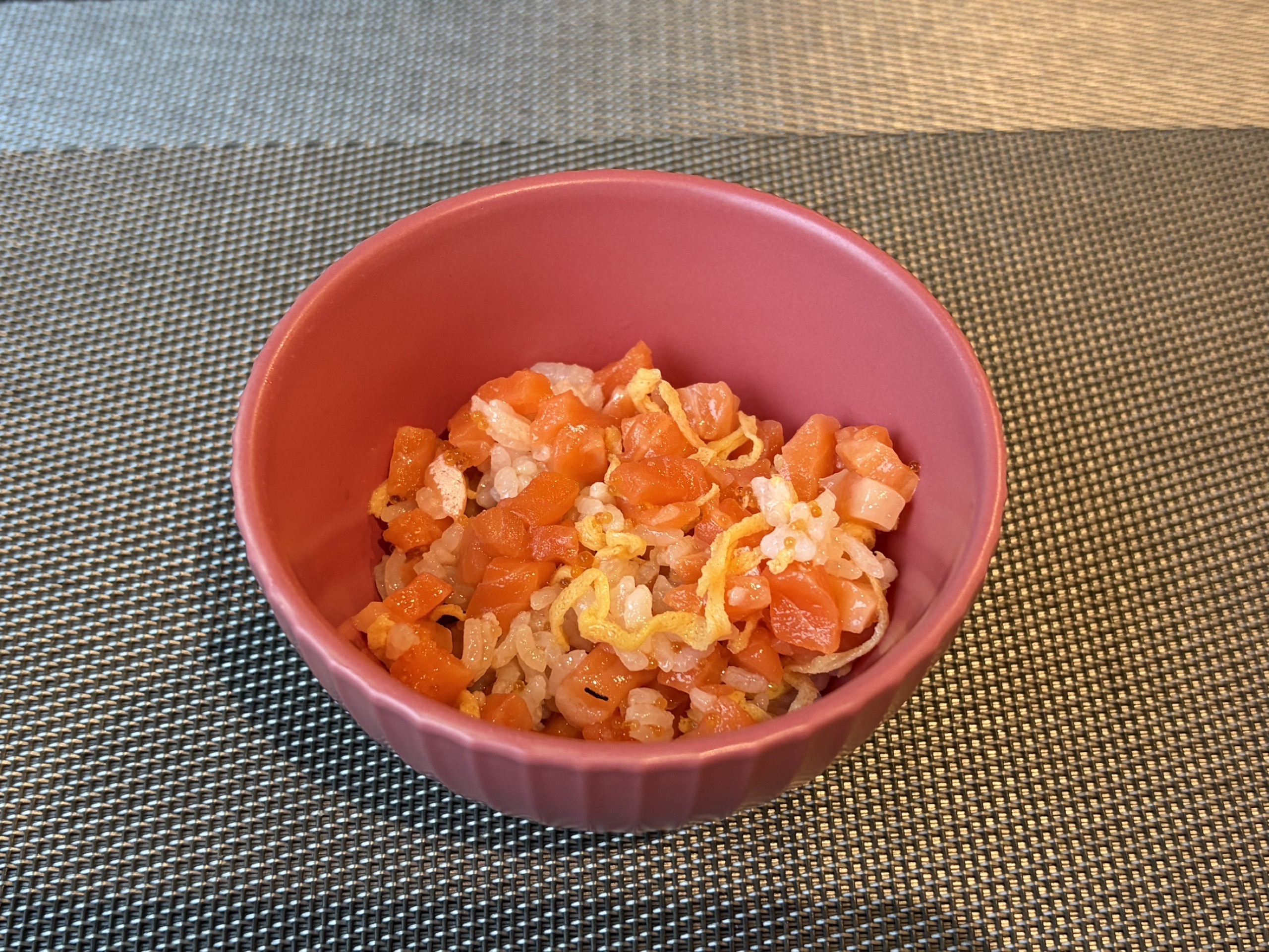 サーモン丼です。角切りのサーモンに錦糸卵ととびこ