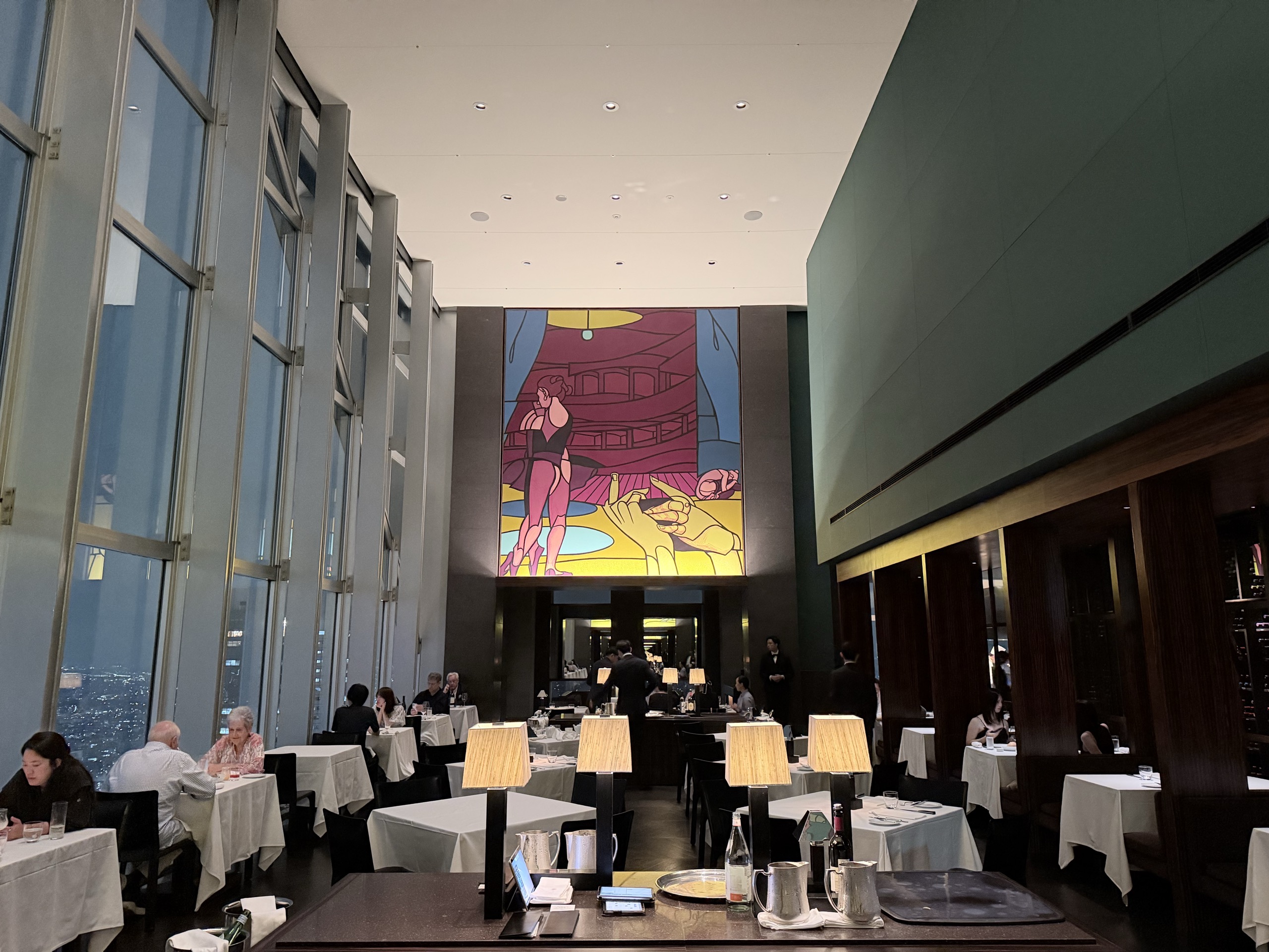 パーク ハイアット 東京 52階のニューヨーク グリル。壁一面の絵画と高い天井