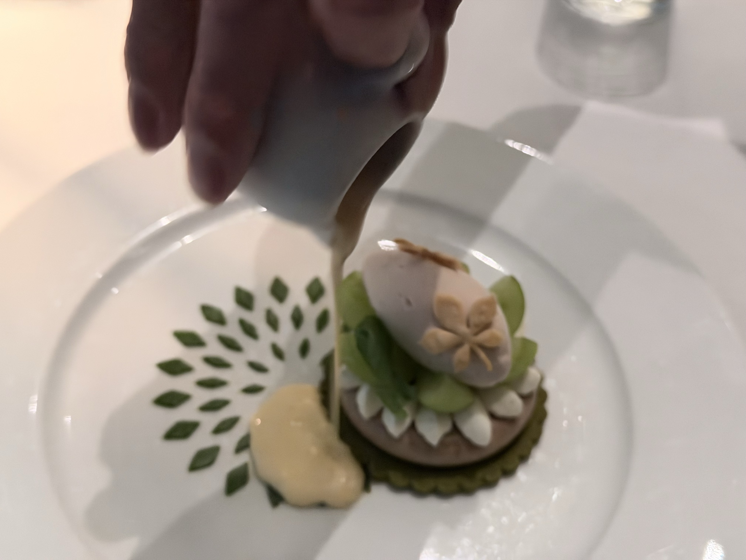 デザートにソースを目の前で注いでもらっているところ
