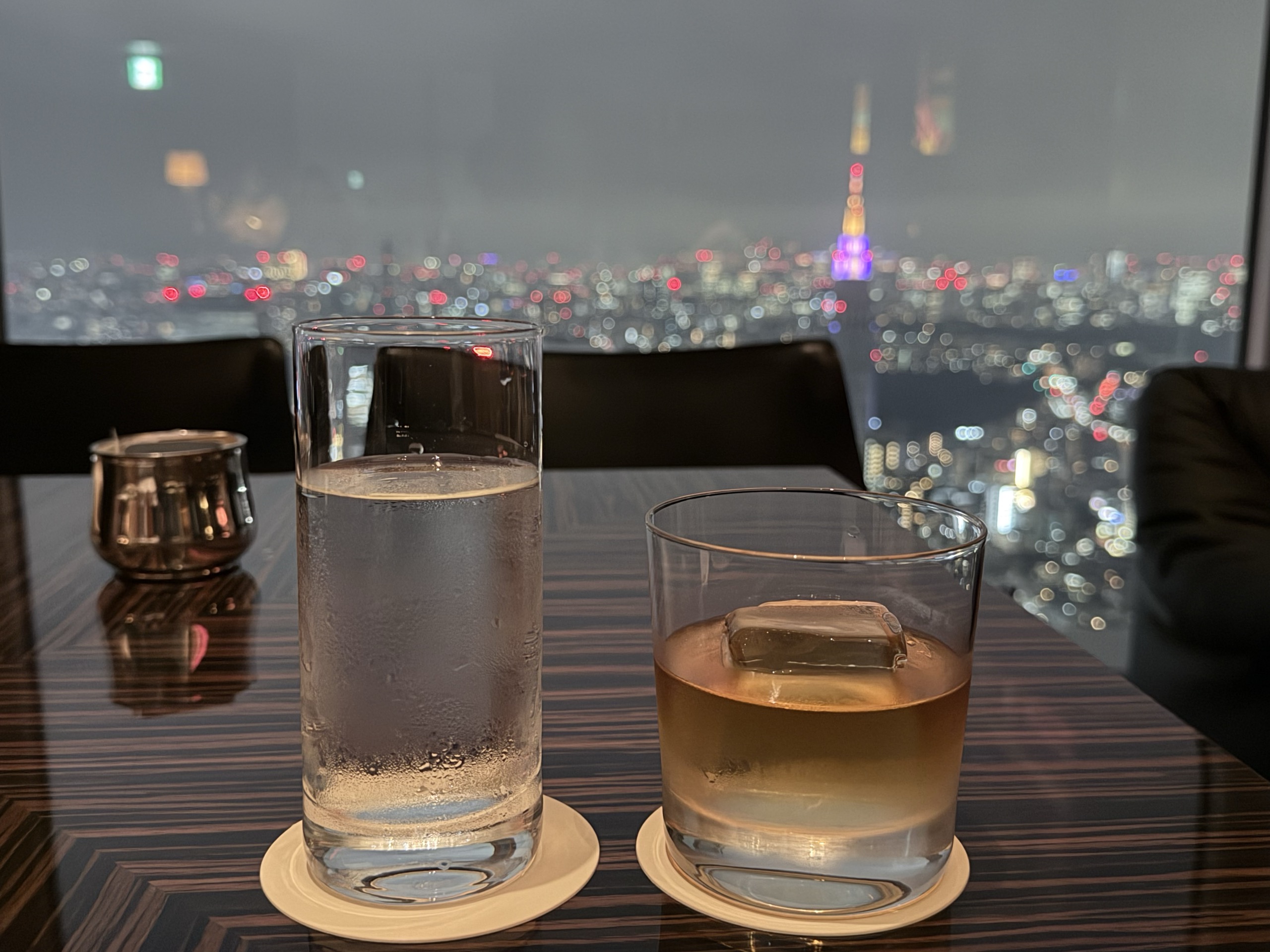 スコッチのロック。四角い大きな氷が1つ入っています