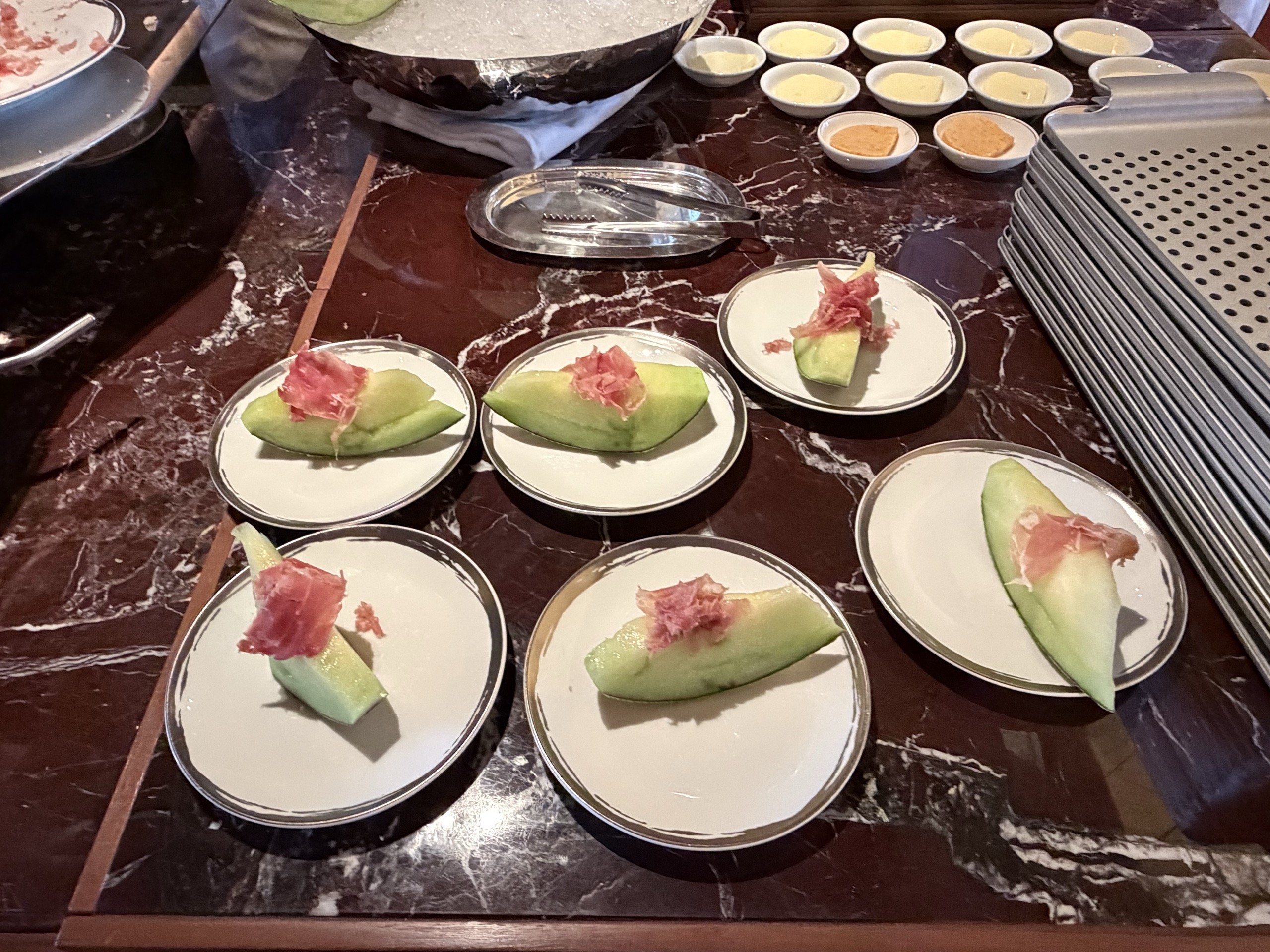 ジランドールの朝食。メロンに削りたての生ハムを載せたものが6つ