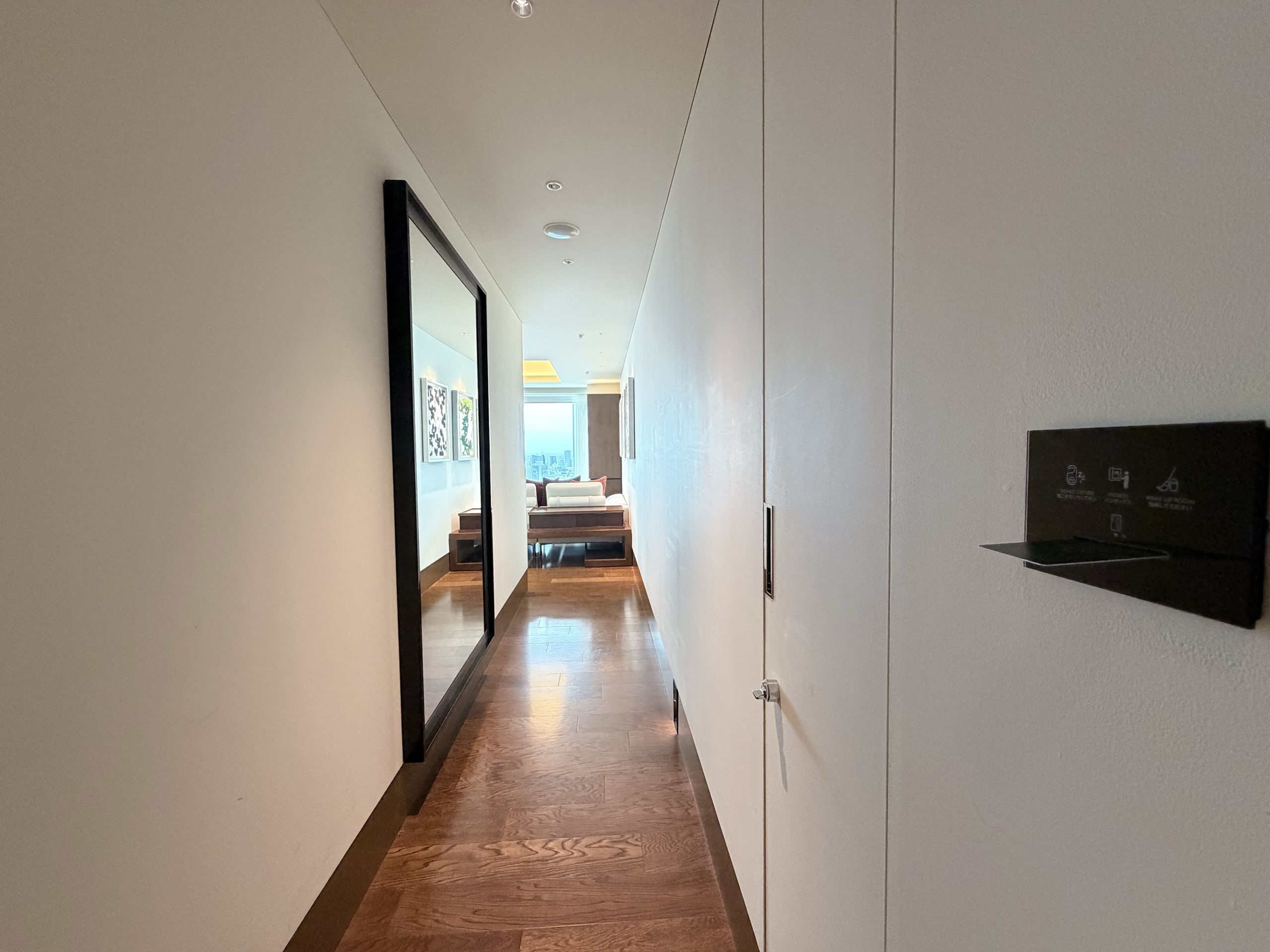 部屋の入口からの通路
