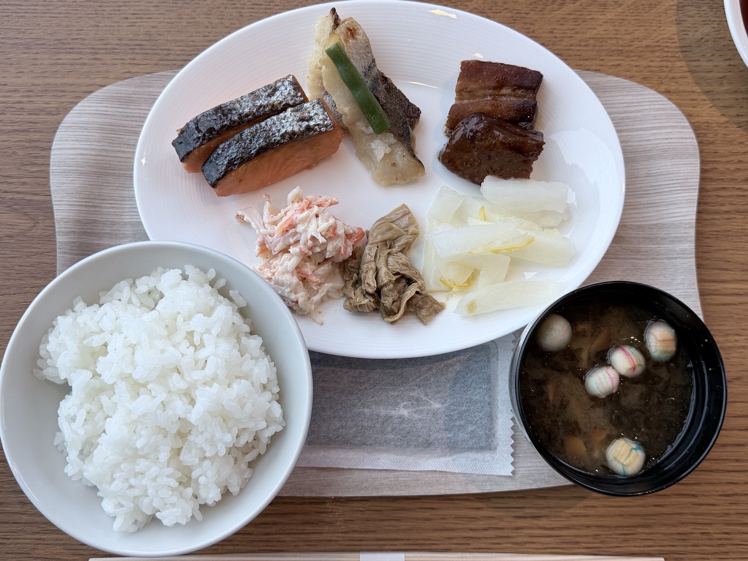 取り分けた和の朝食