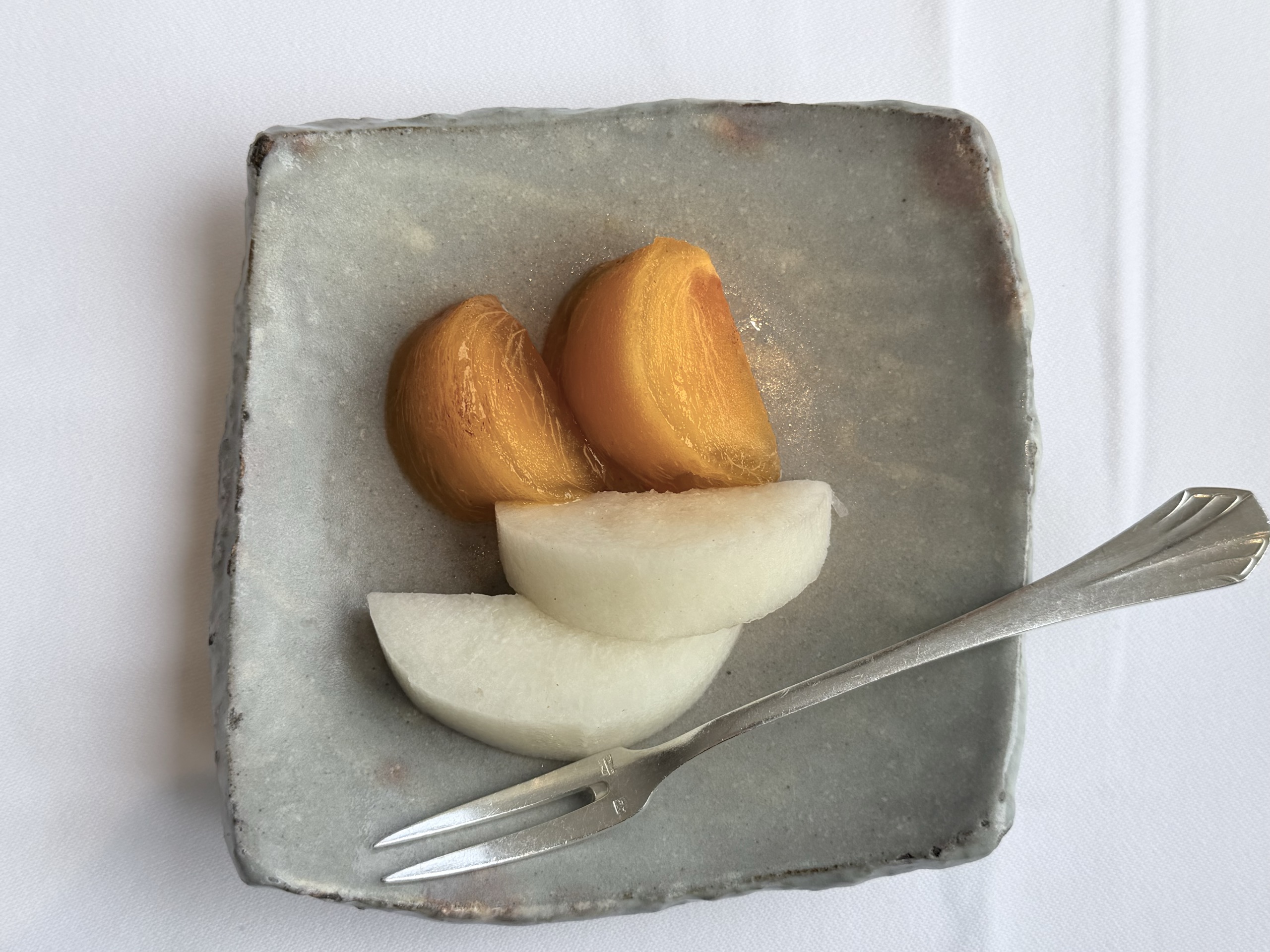 和朝食のデザート 角皿の季節の果物