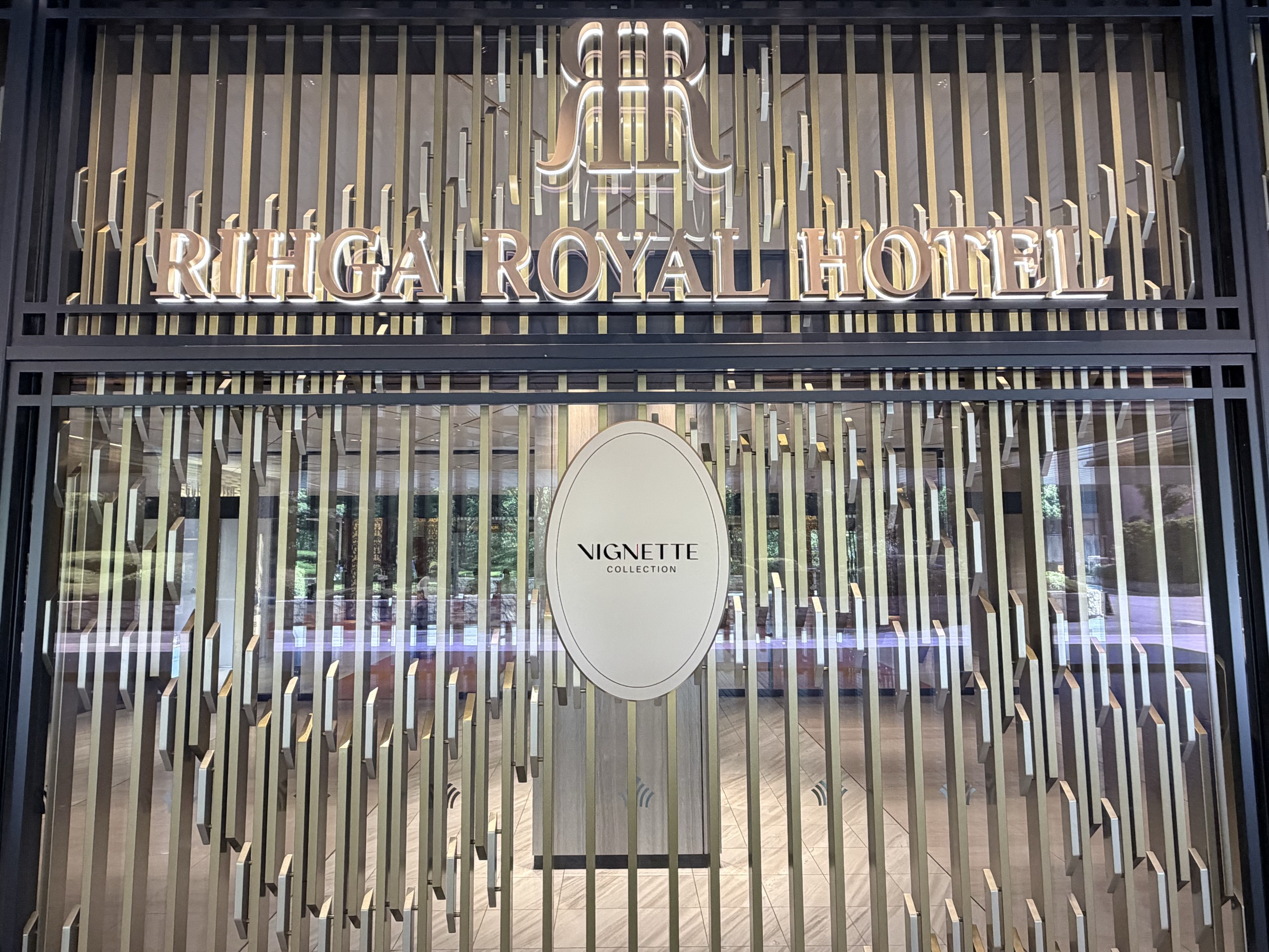 リーガロイヤルホテル大阪のエントランスです。RIHGA ROYAL HOTELの文字と、VIGNETTE COLLECTIONの札が並んでいます
