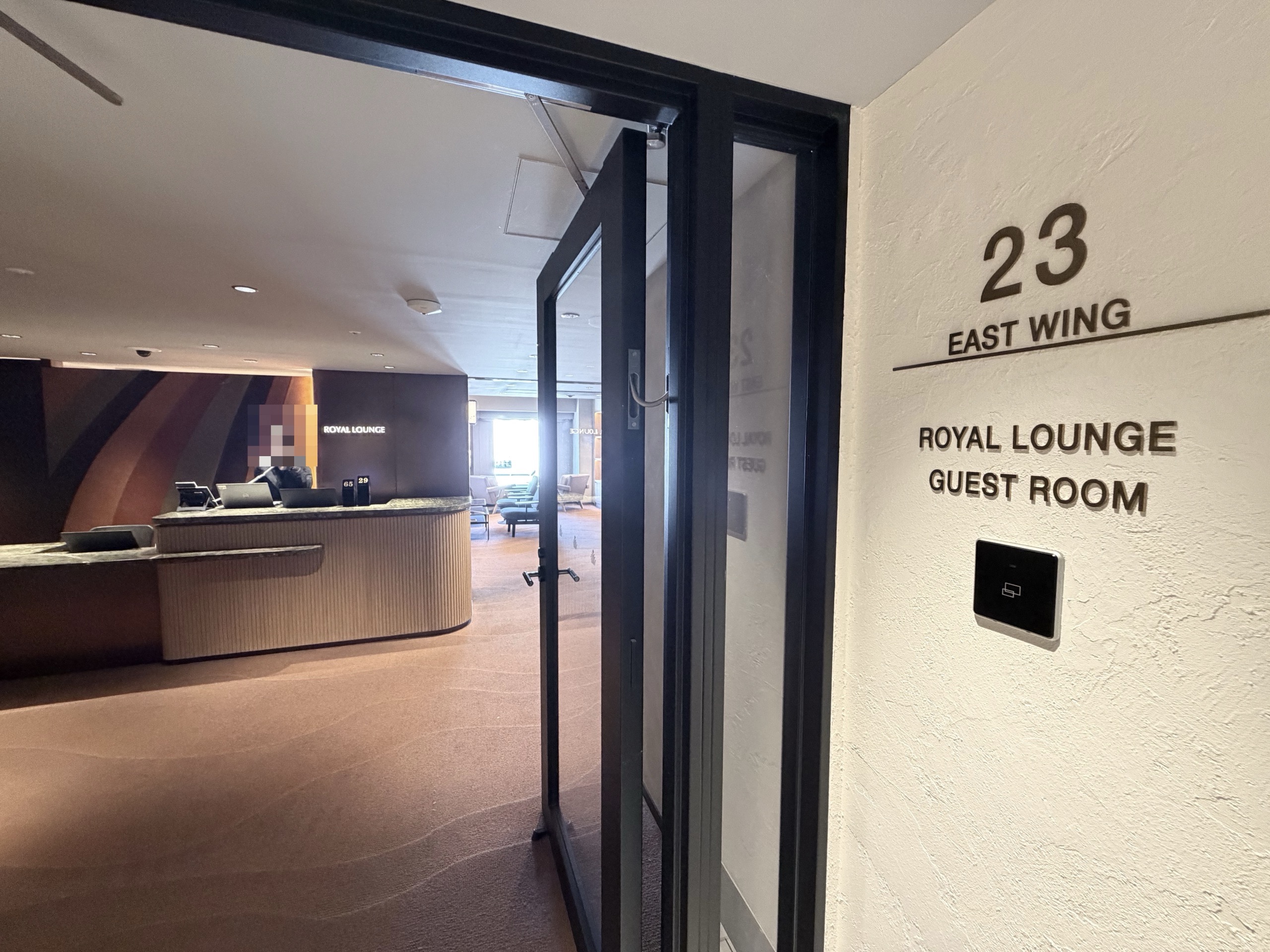 リーガロイヤルホテル大阪のラウンジの入口です。壁に「23 EAST WING／ROYAL LOUNGE」とあります