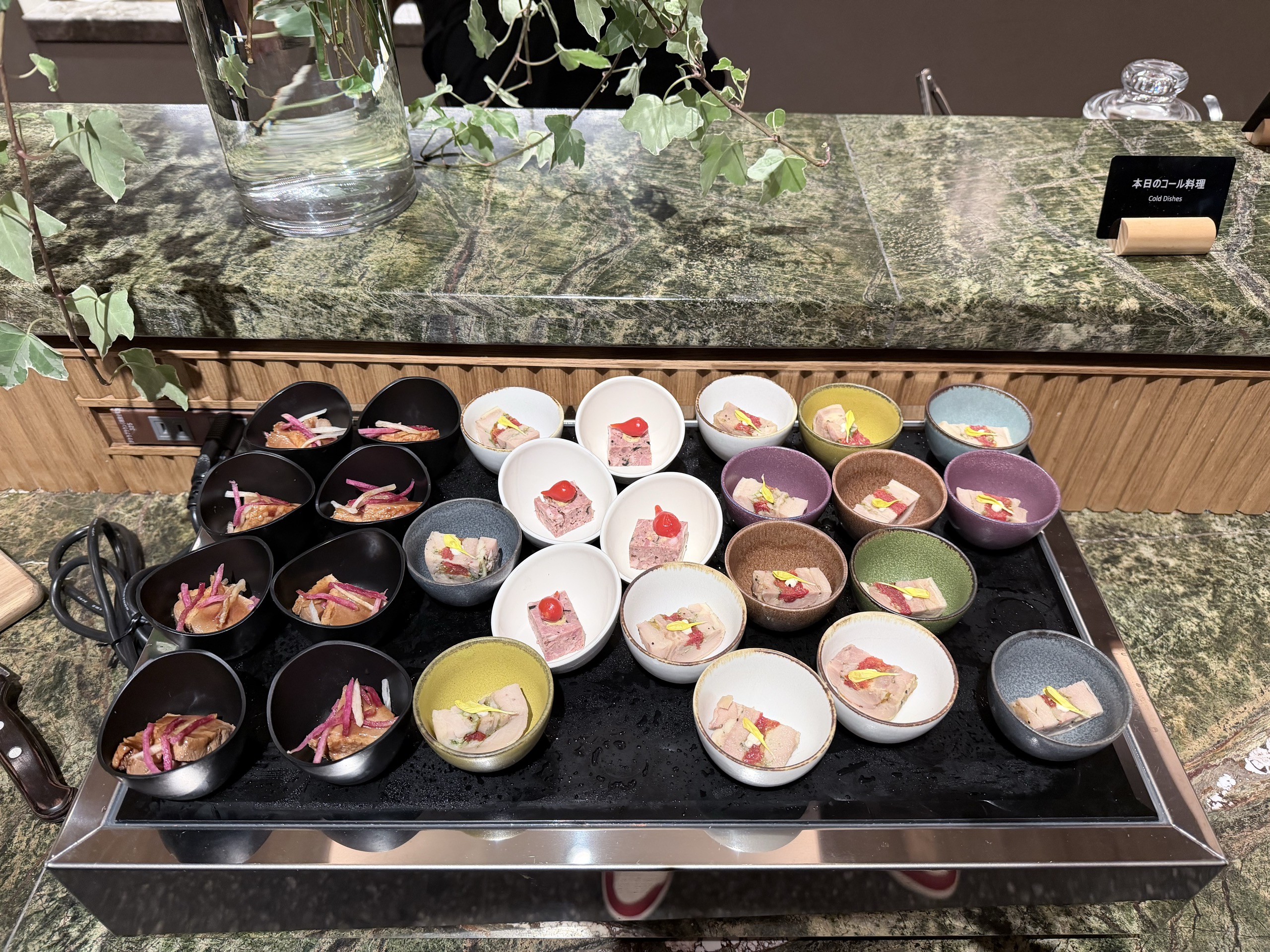 札に「本日のコール料理」とある冷菜です。器を変えて1品ずつ盛られています